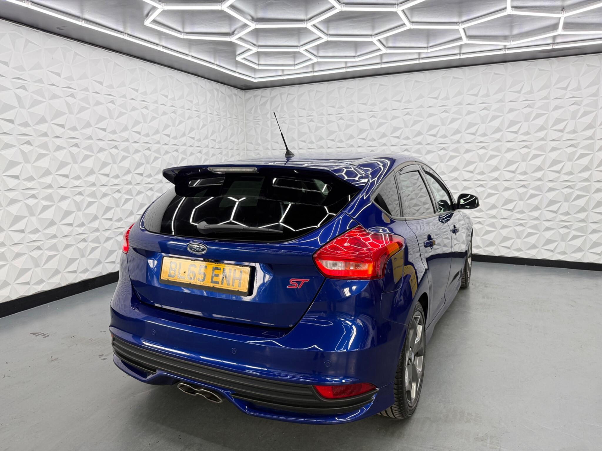 Ford Focus - Image 12