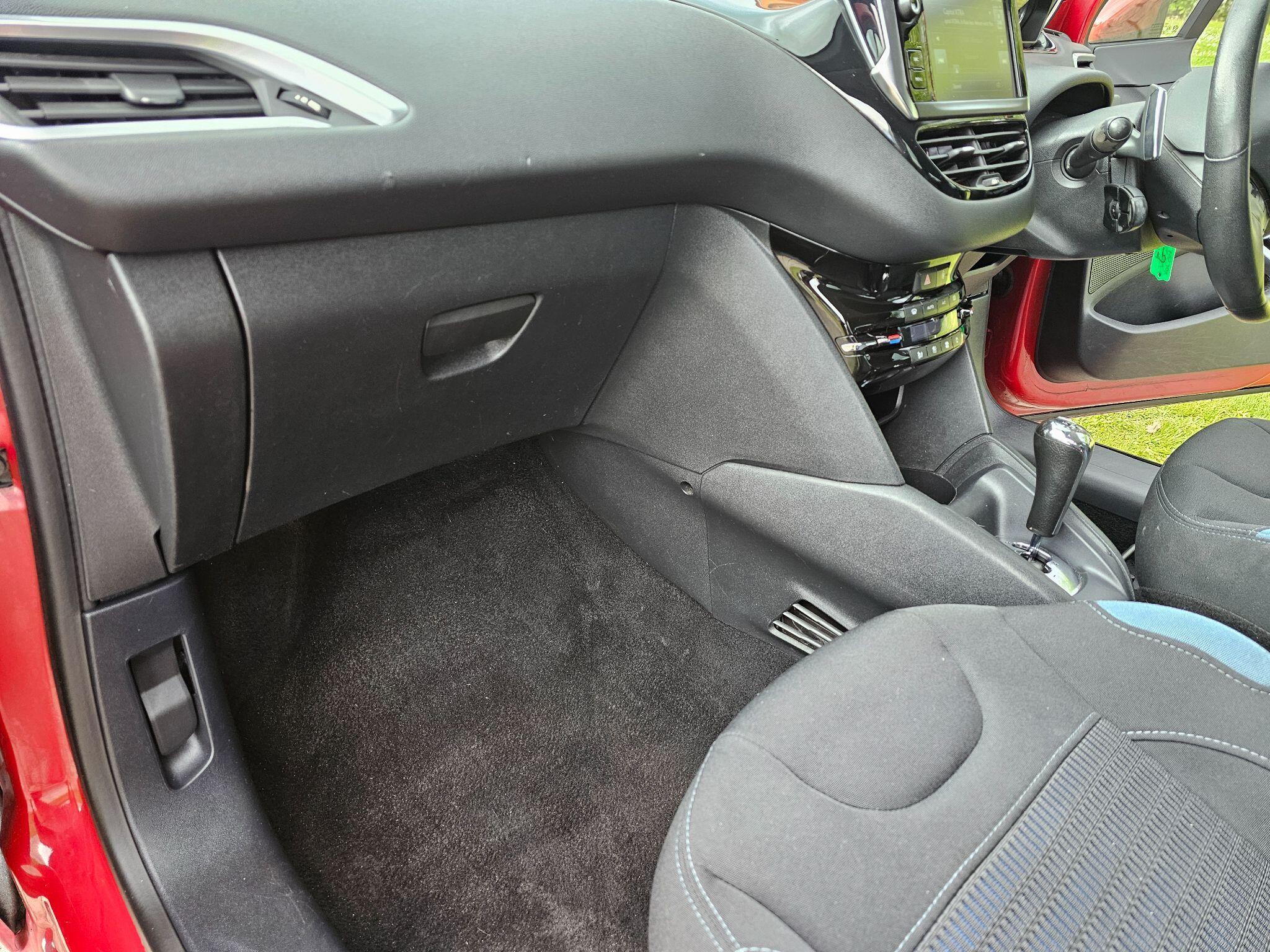 Peugeot 208 - Image 24