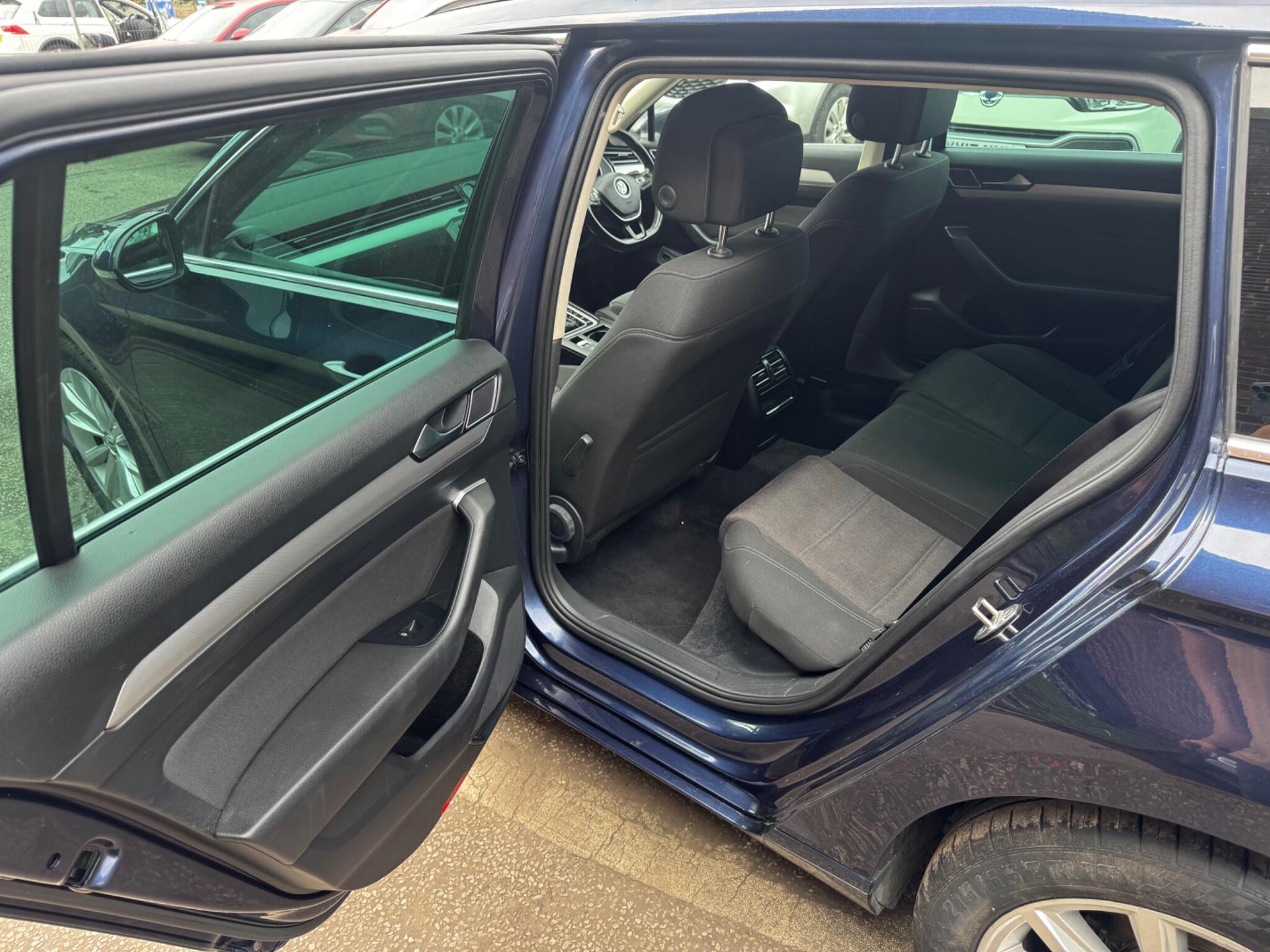 Volkswagen Passat - Image 11