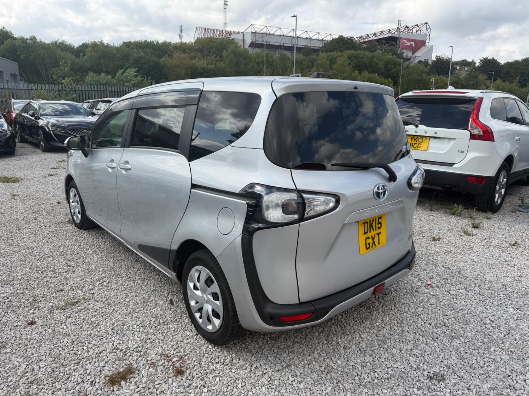 Toyota Sienta - Image 4