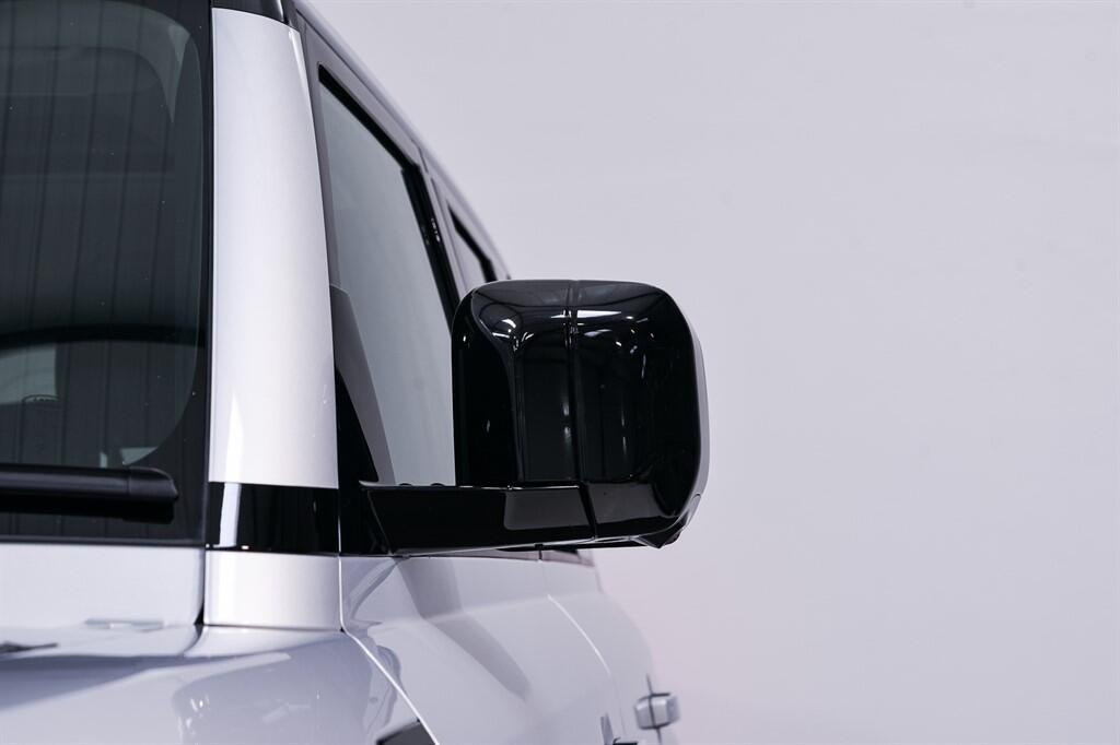 Land Rover Defender 110 - Image 10