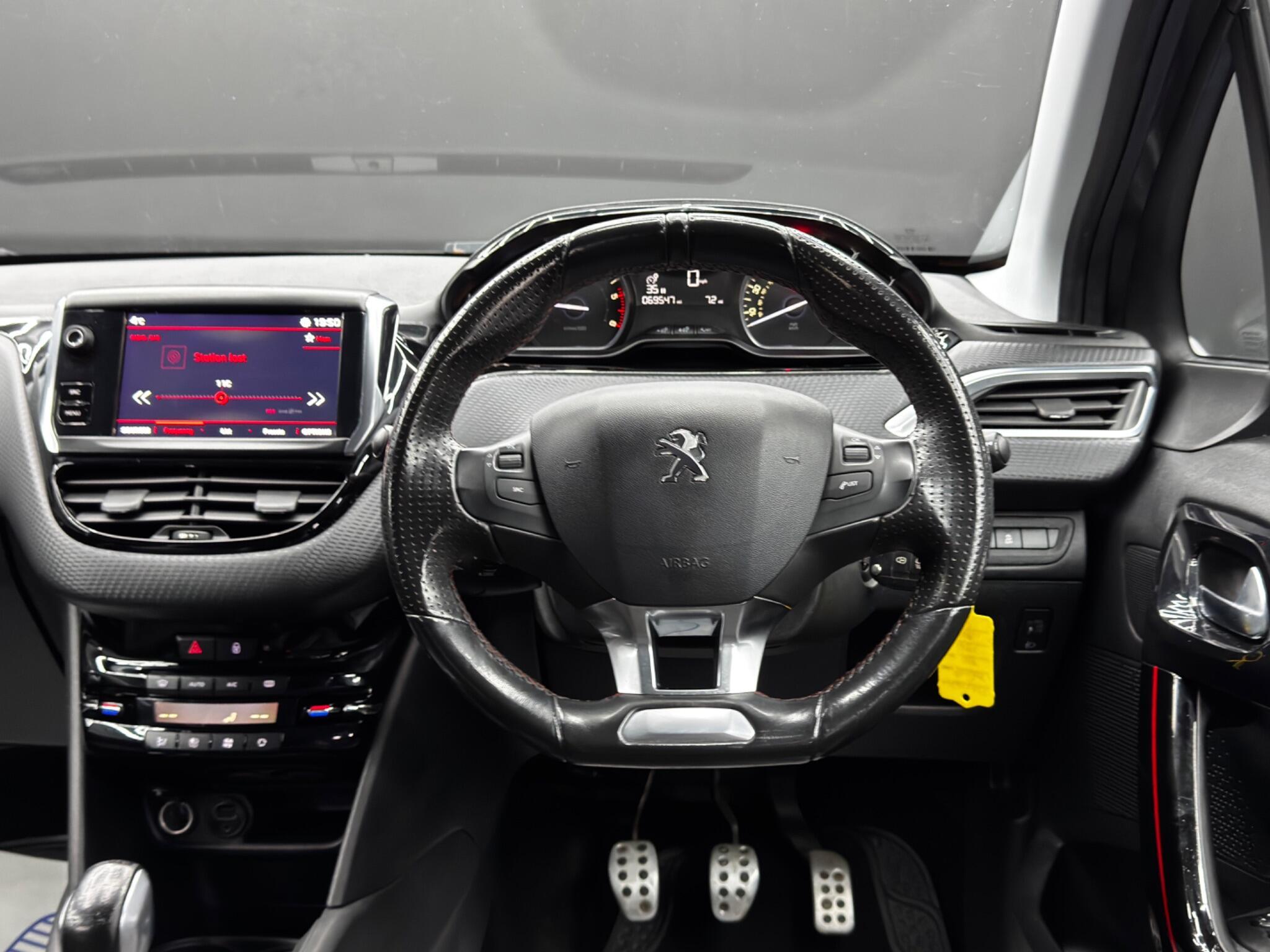 Peugeot 208 - Image 18