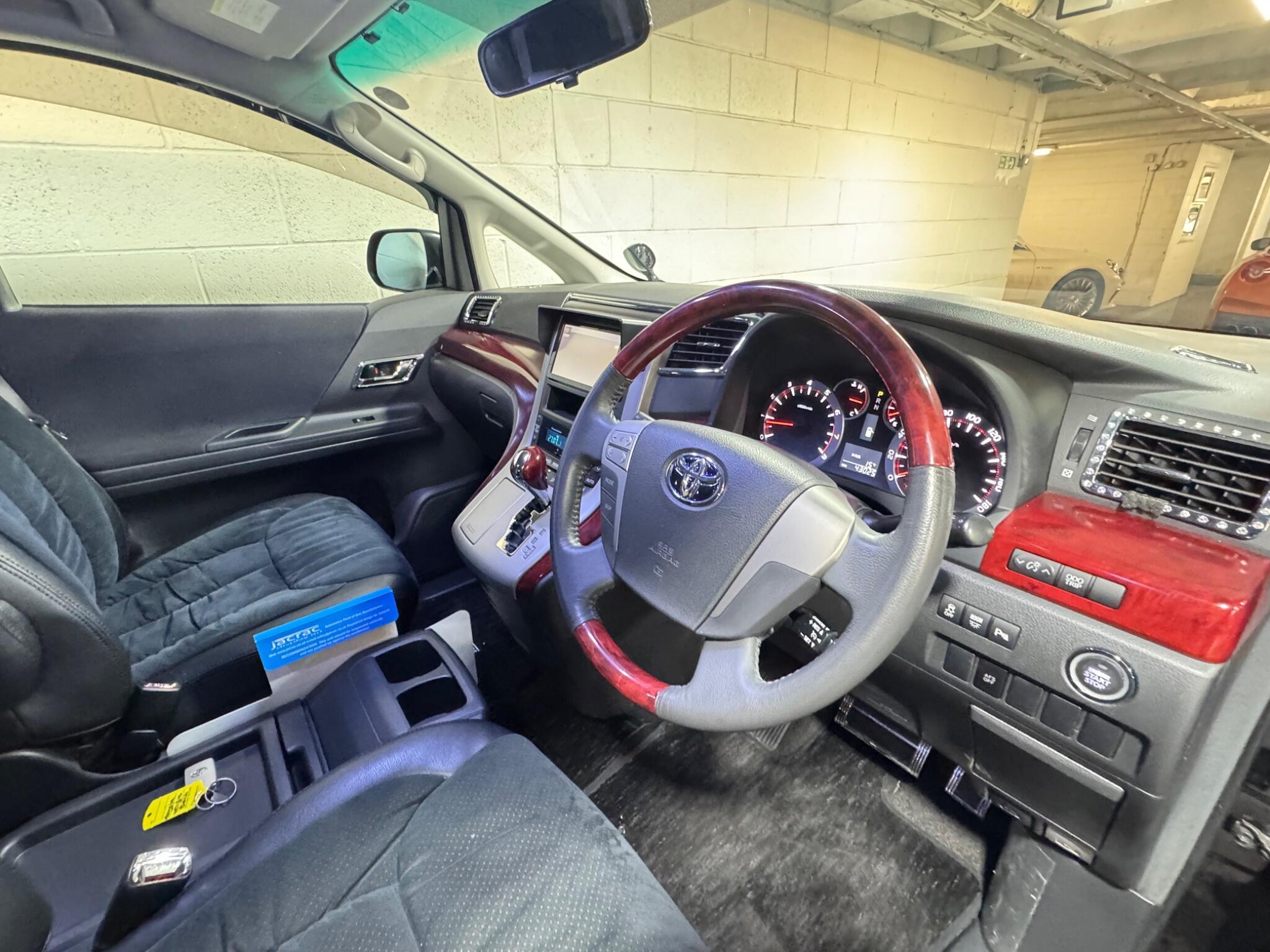 Toyota Vellfire - Image 9