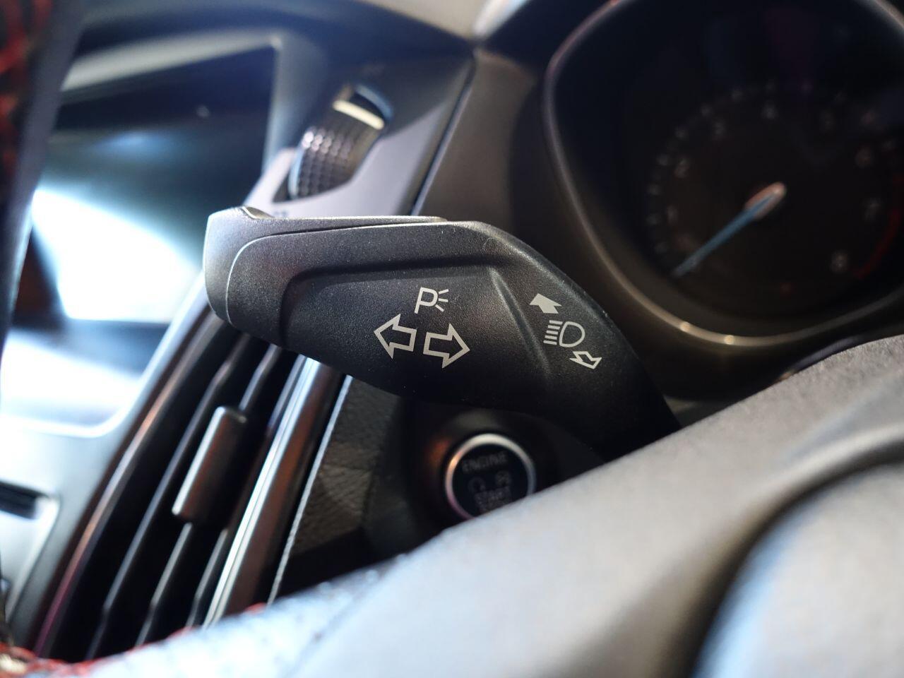 Ford Focus - Image 21