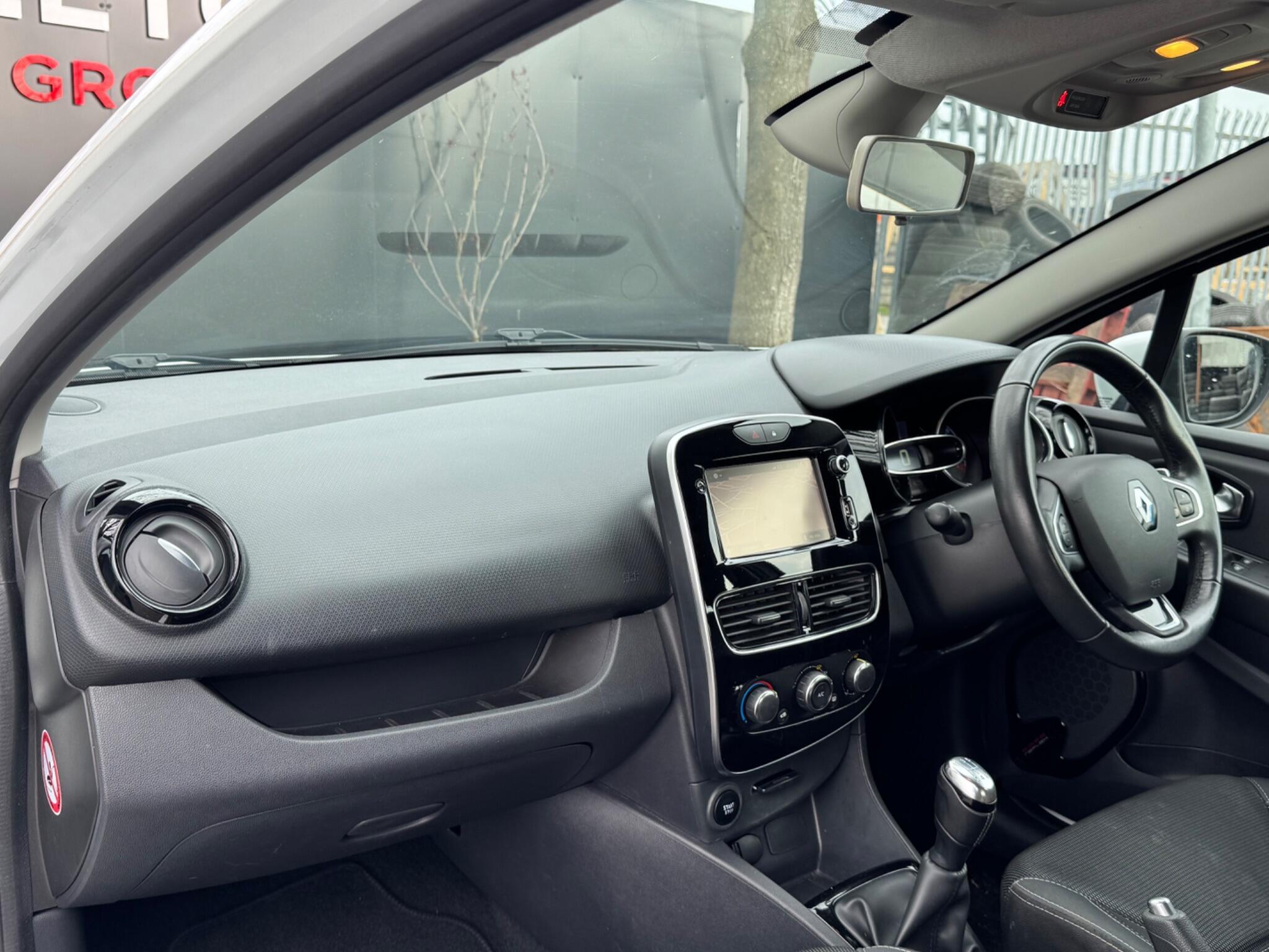 Renault Clio - Image 14
