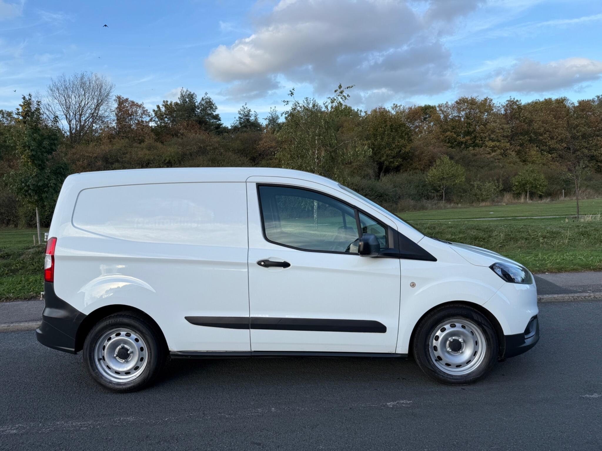 Ford Transit Courier - Image 2