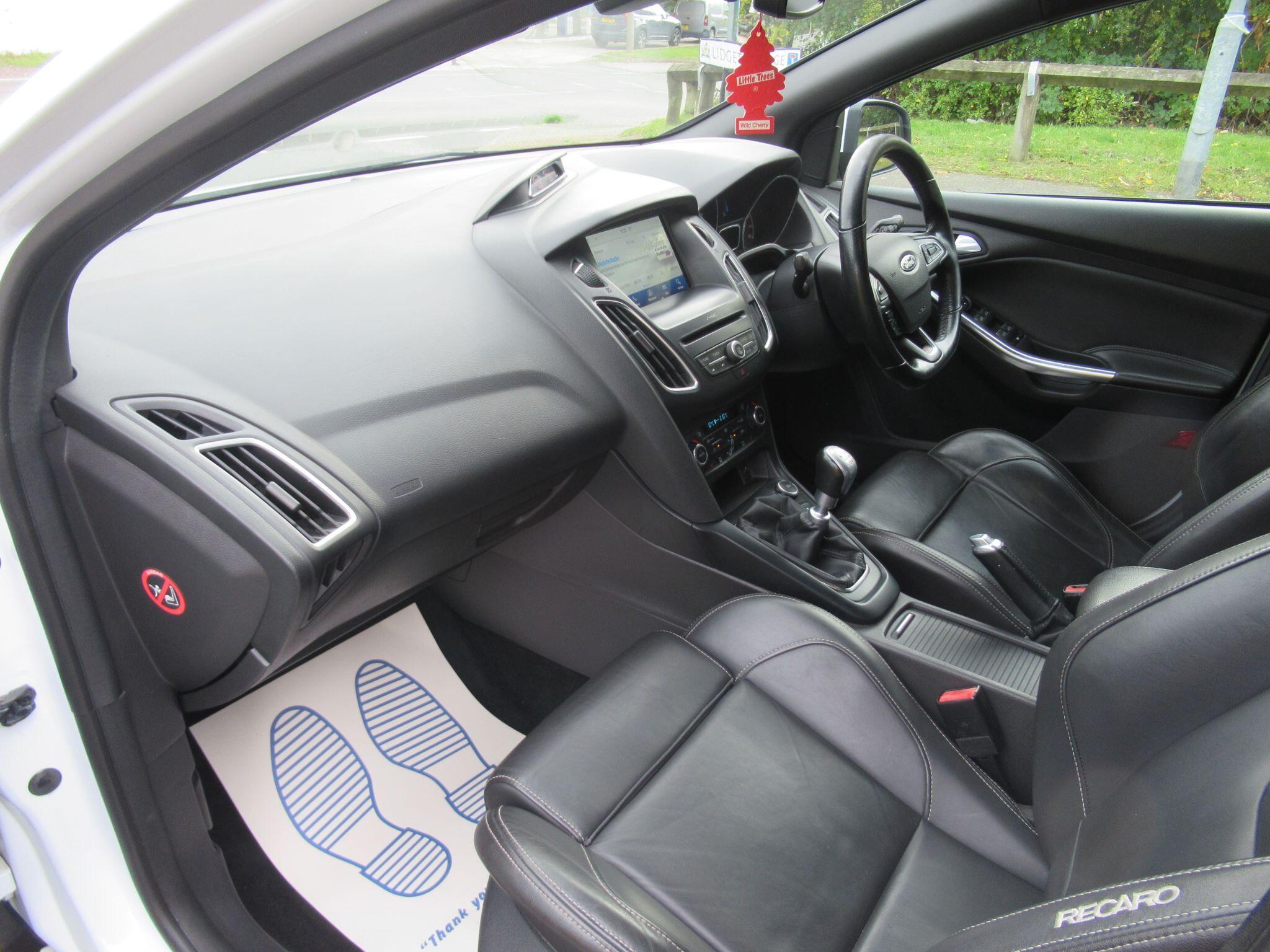 Ford Focus - Image 14