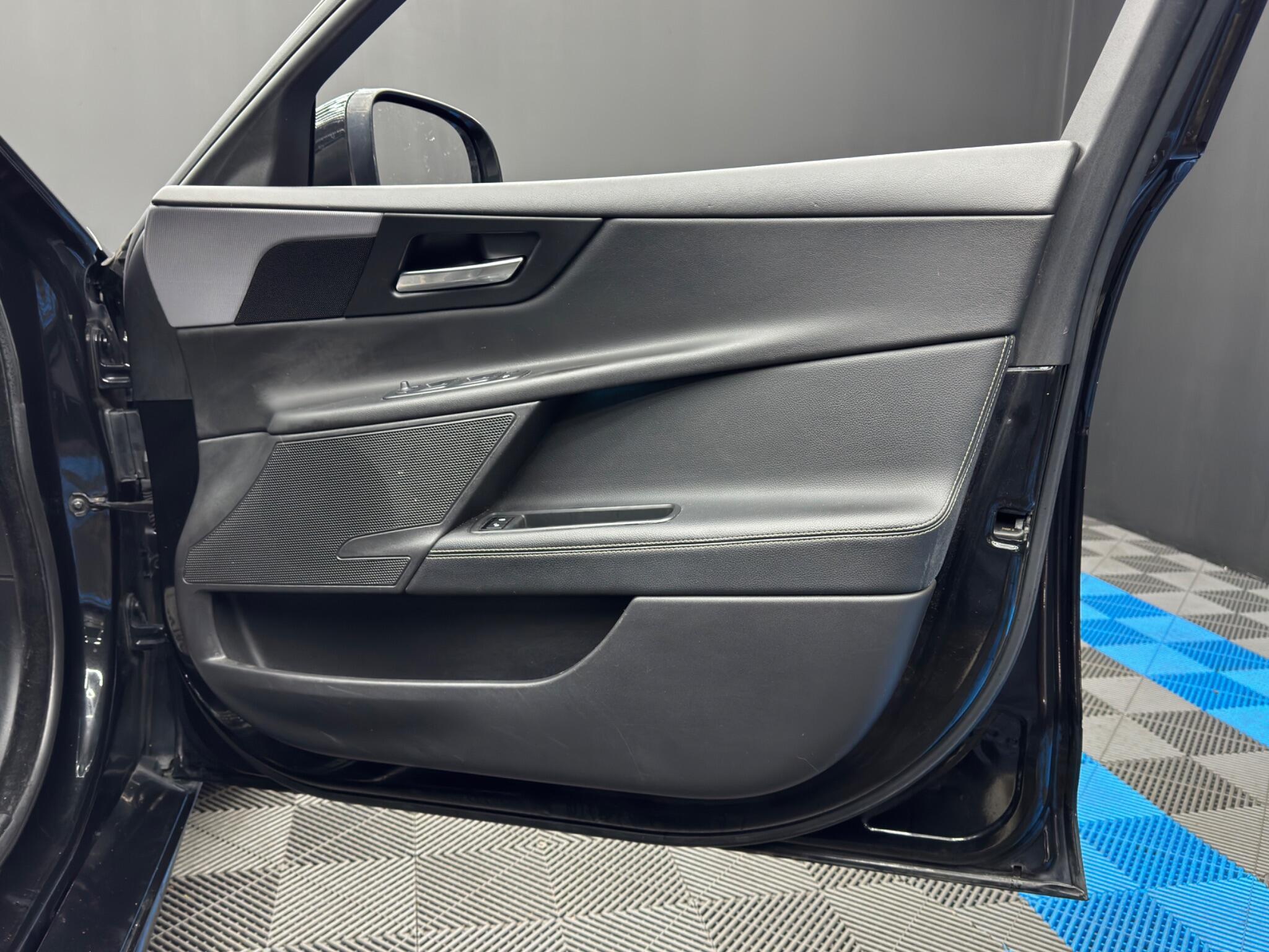 Jaguar XE - Image 40