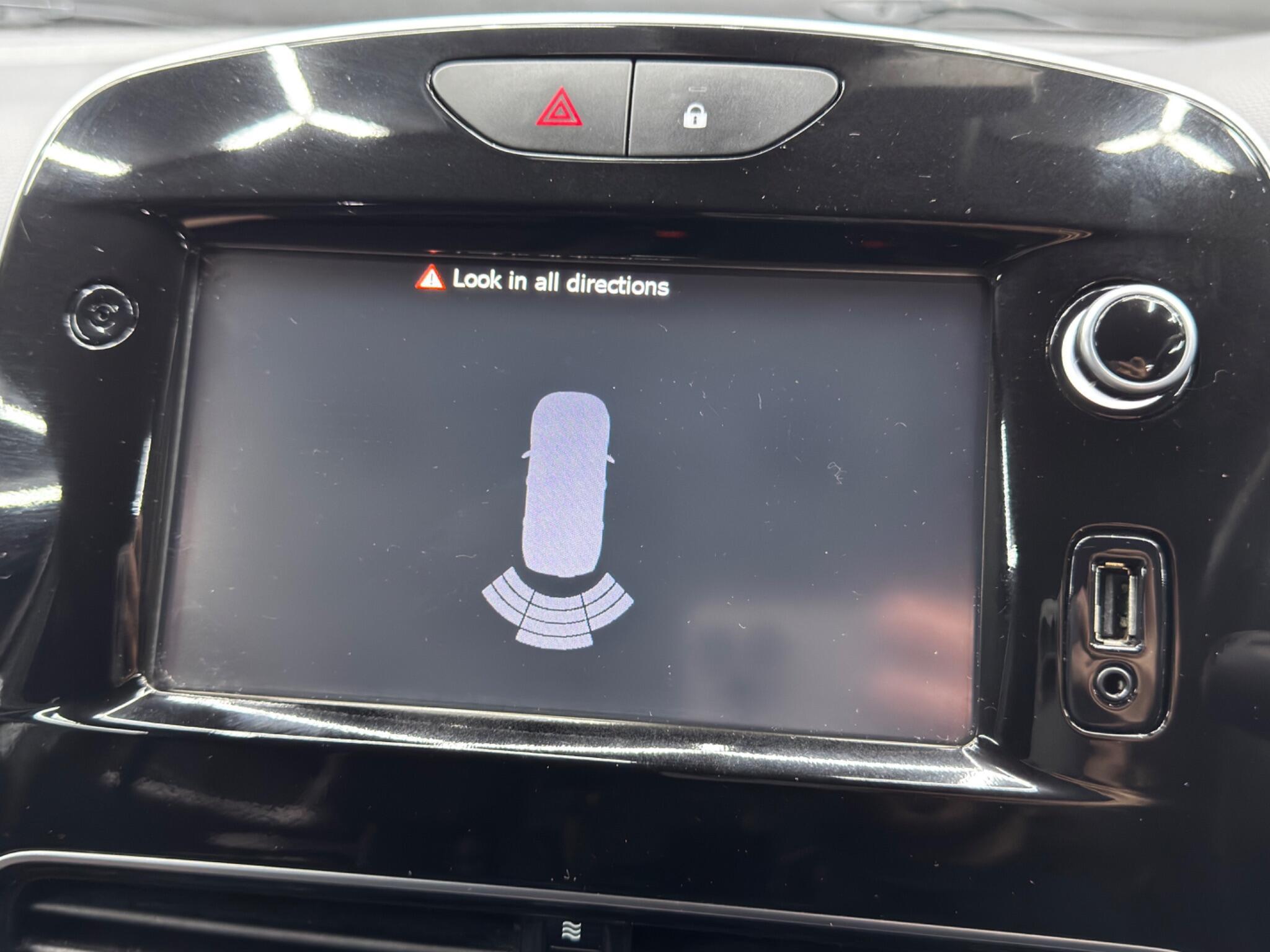 Renault Clio - Image 32