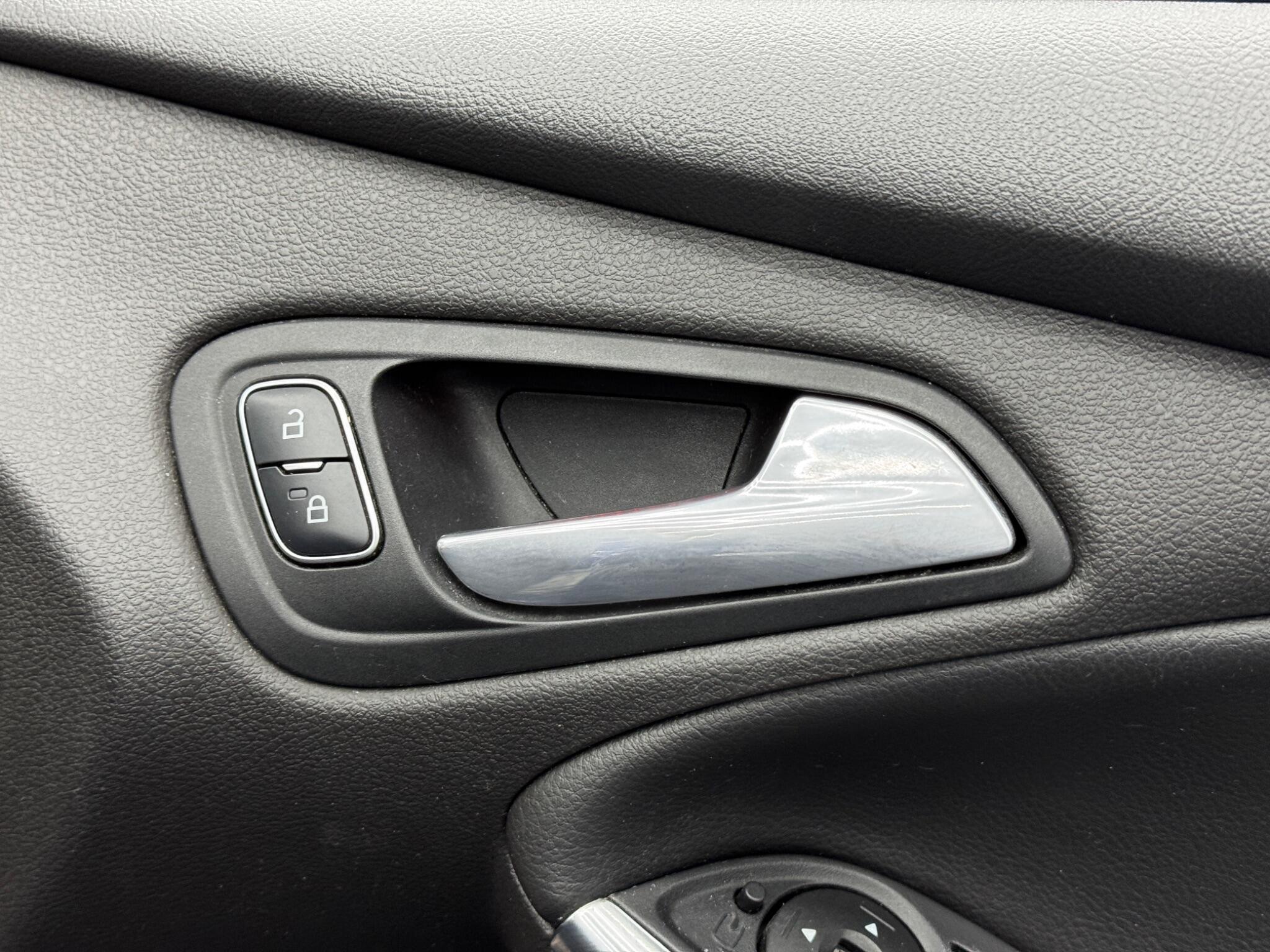 Ford Focus - Image 40