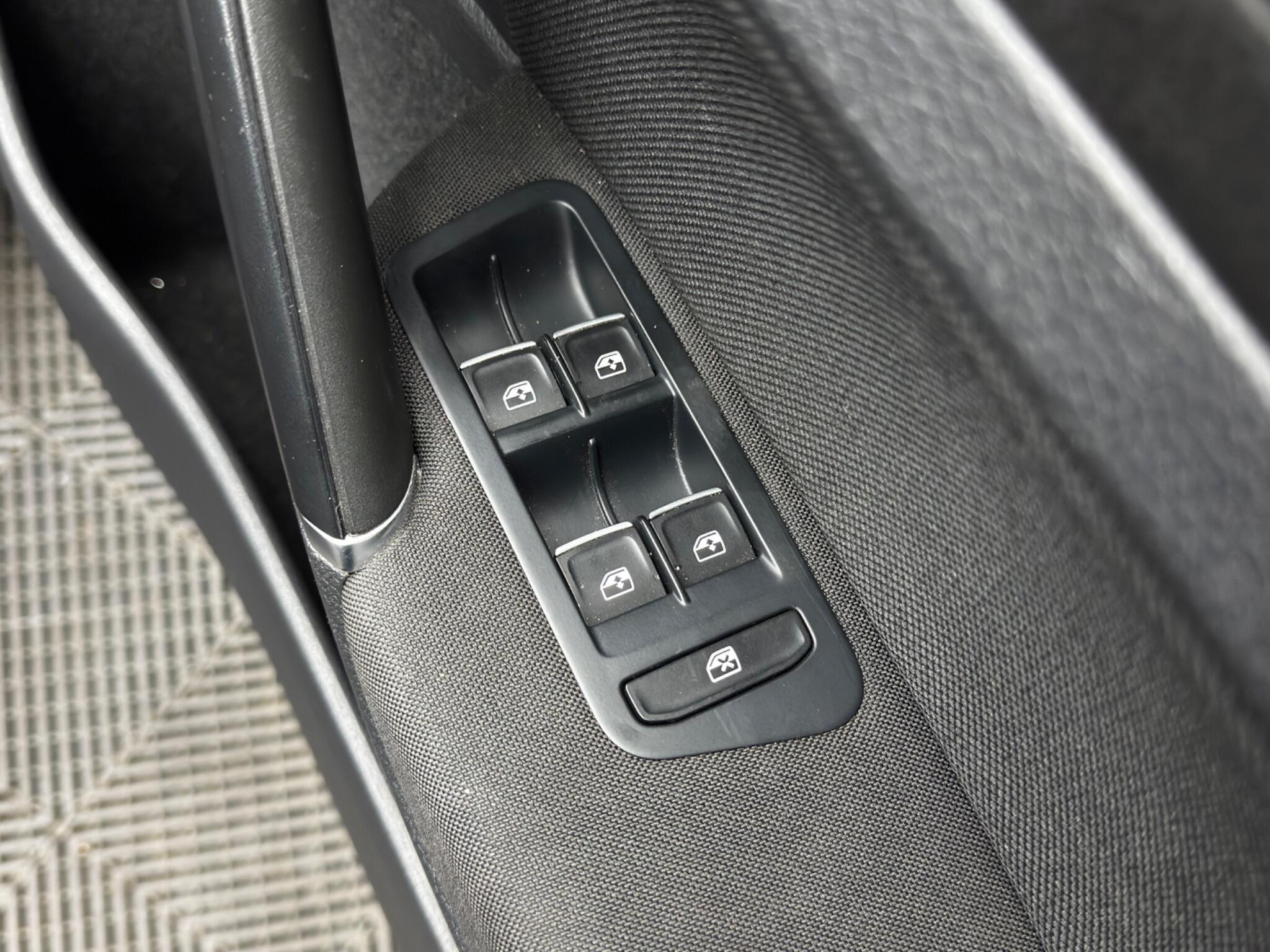 Volkswagen Golf - Image 41