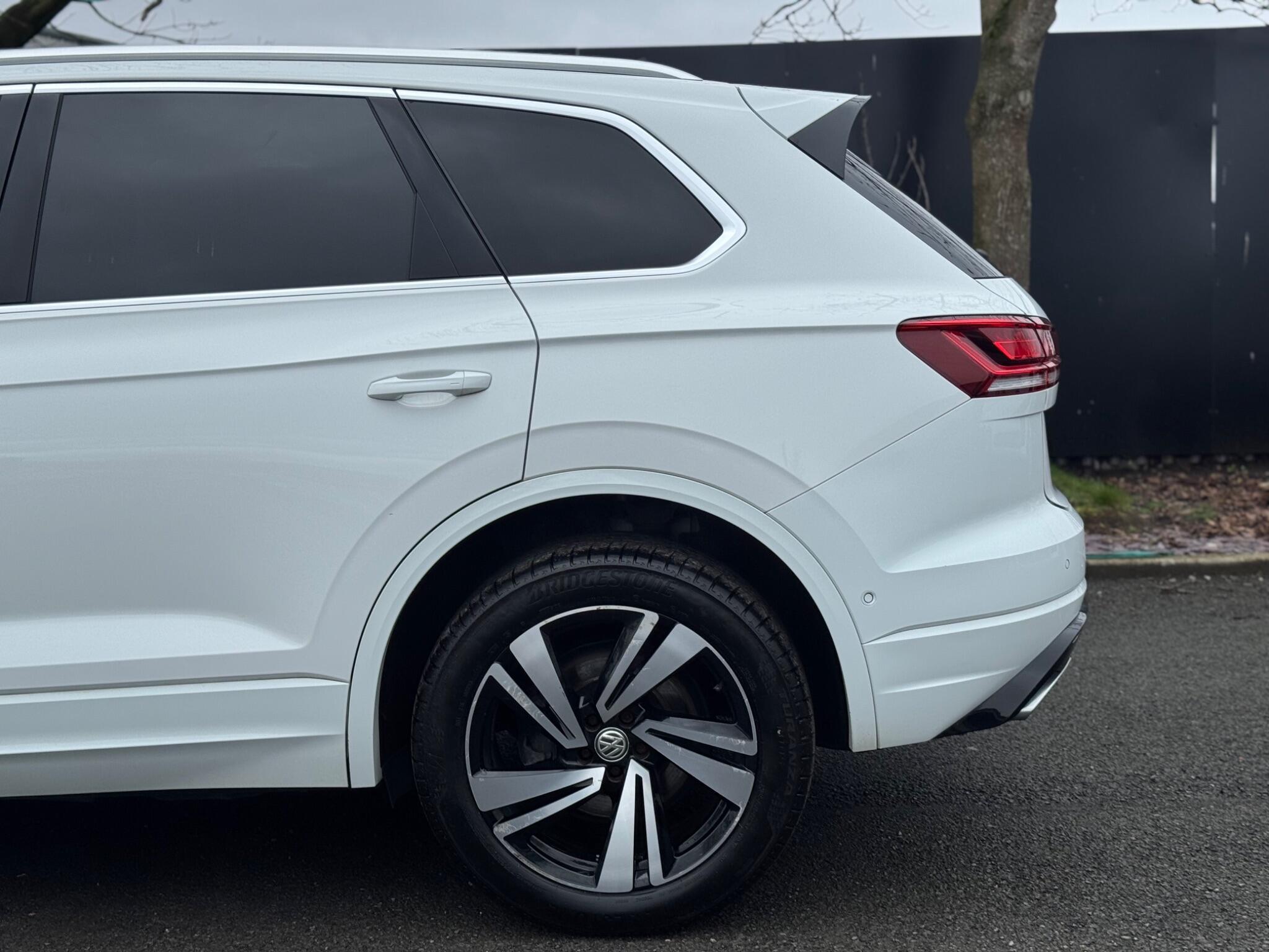 Volkswagen Touareg - Image 12
