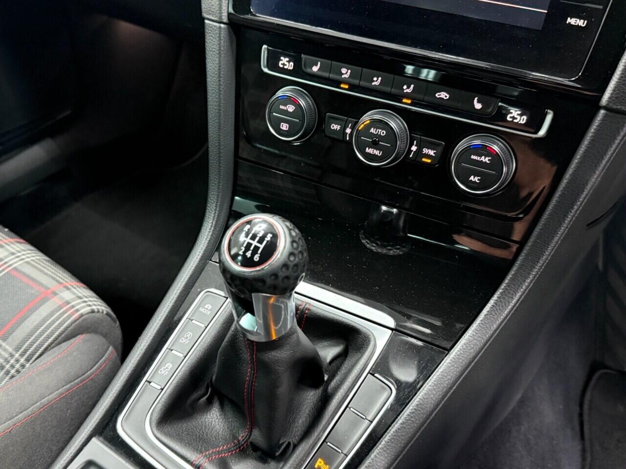 Volkswagen Golf - Image 22