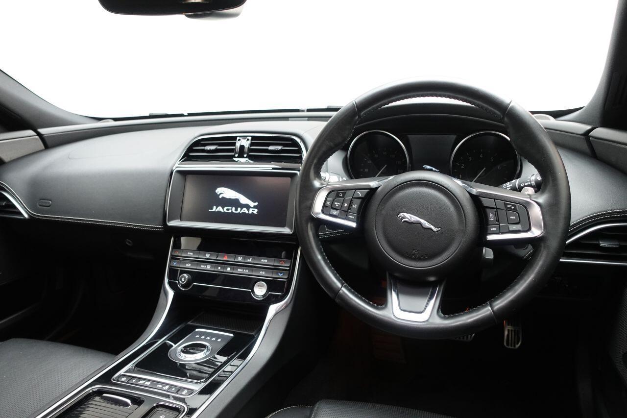 Jaguar XE - Image 13