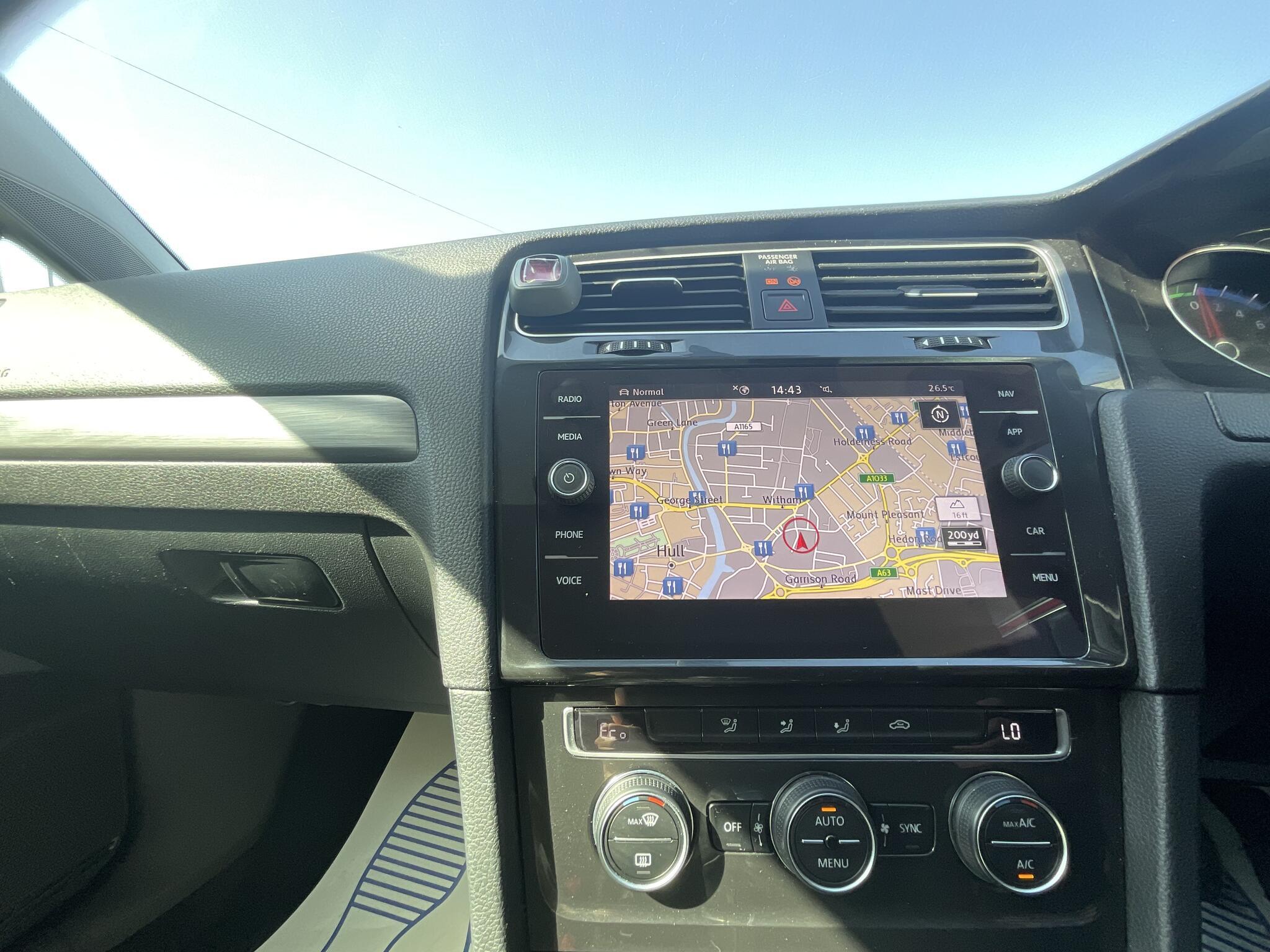 Volkswagen e-Golf - Image 18