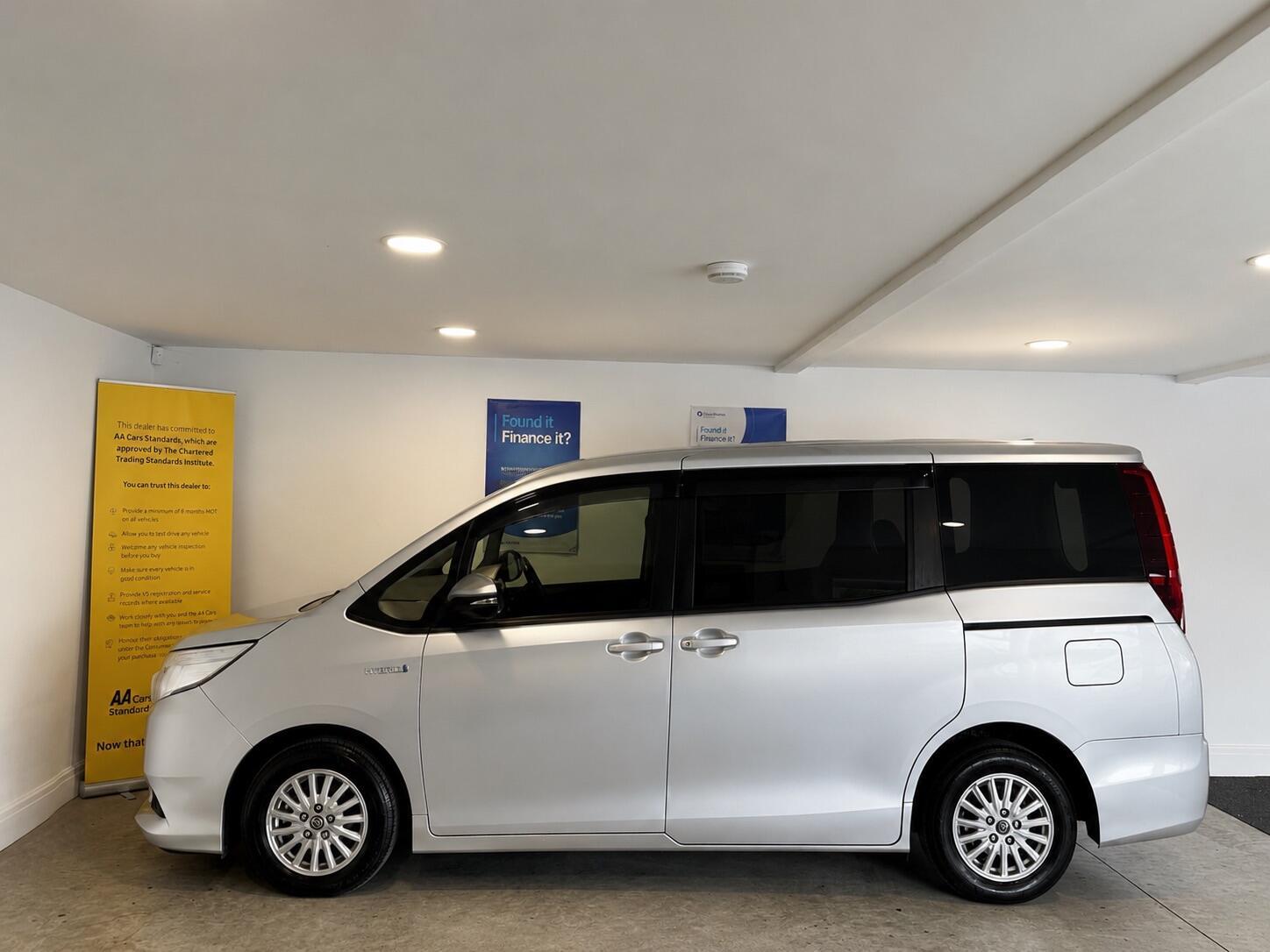 Toyota Noah - Image 7