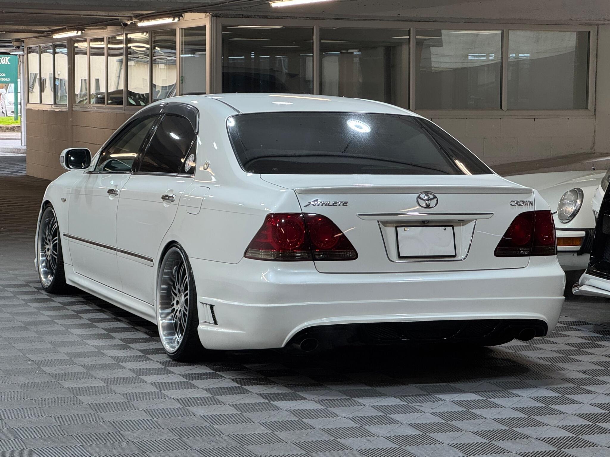 Toyota CROWN - Image 4