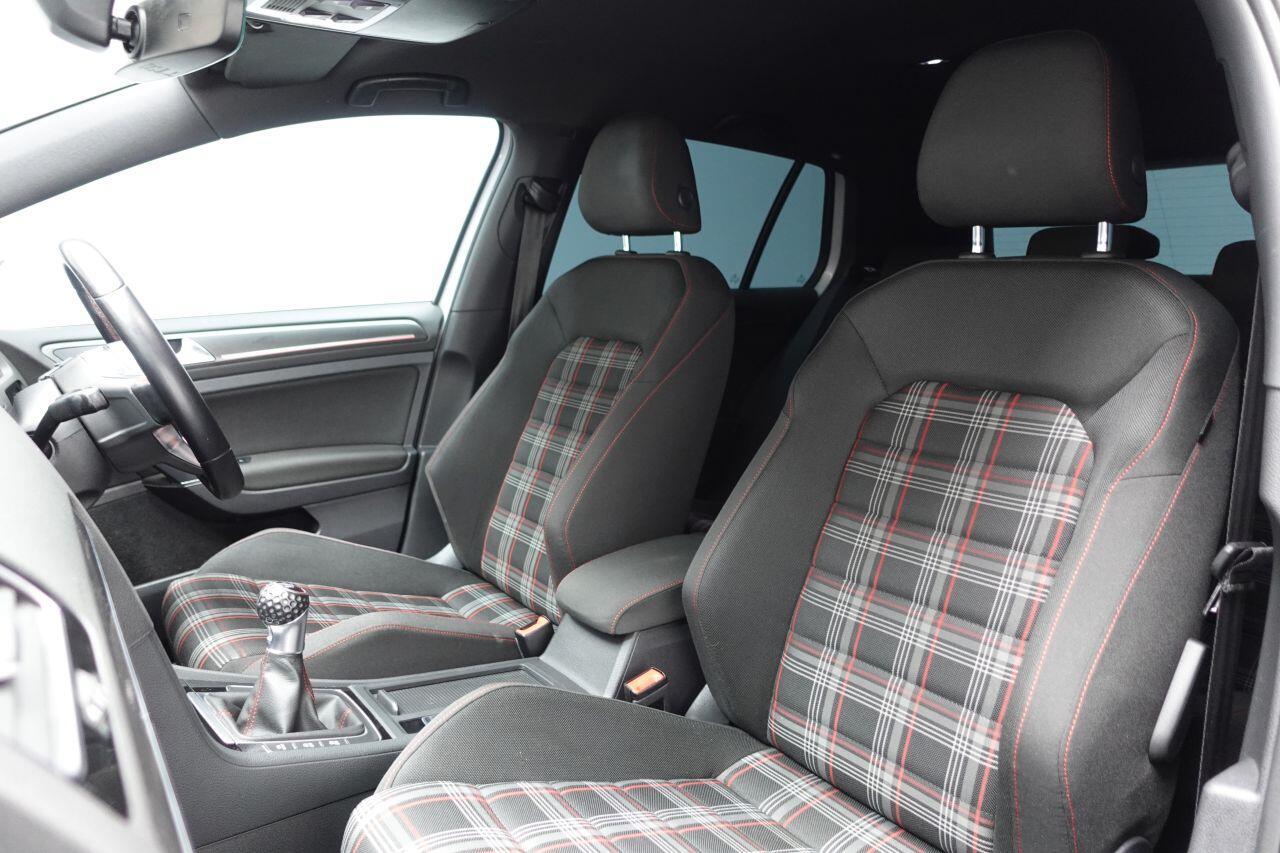 Volkswagen Golf - Image 18