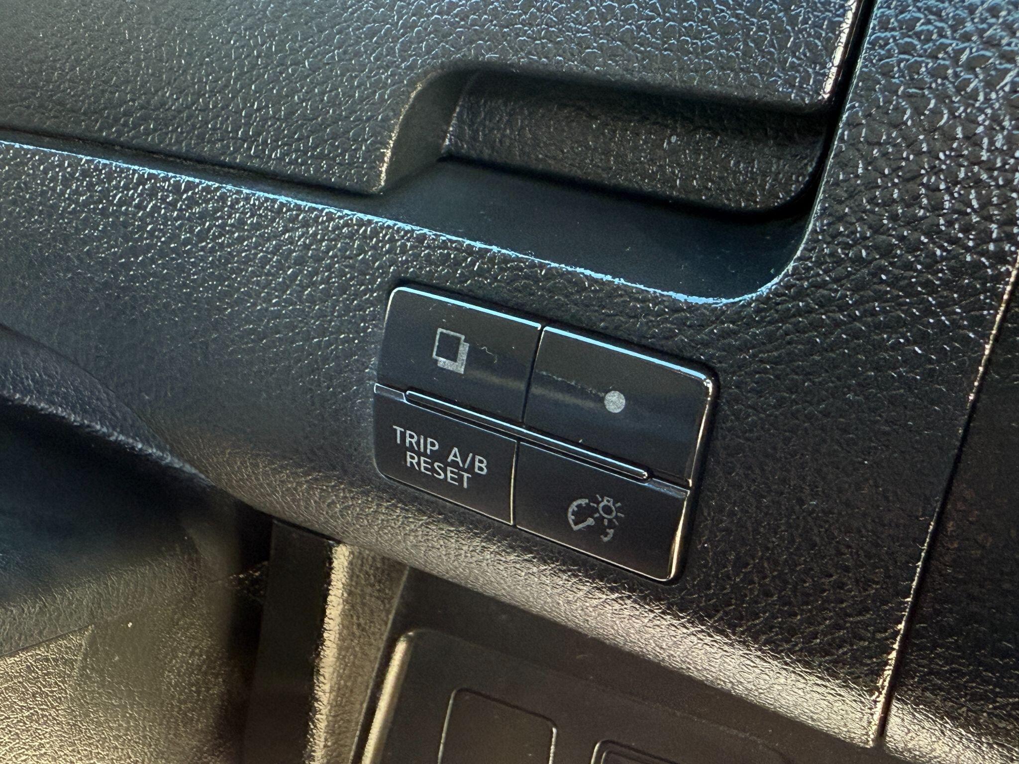 Nissan Serena - Image 62