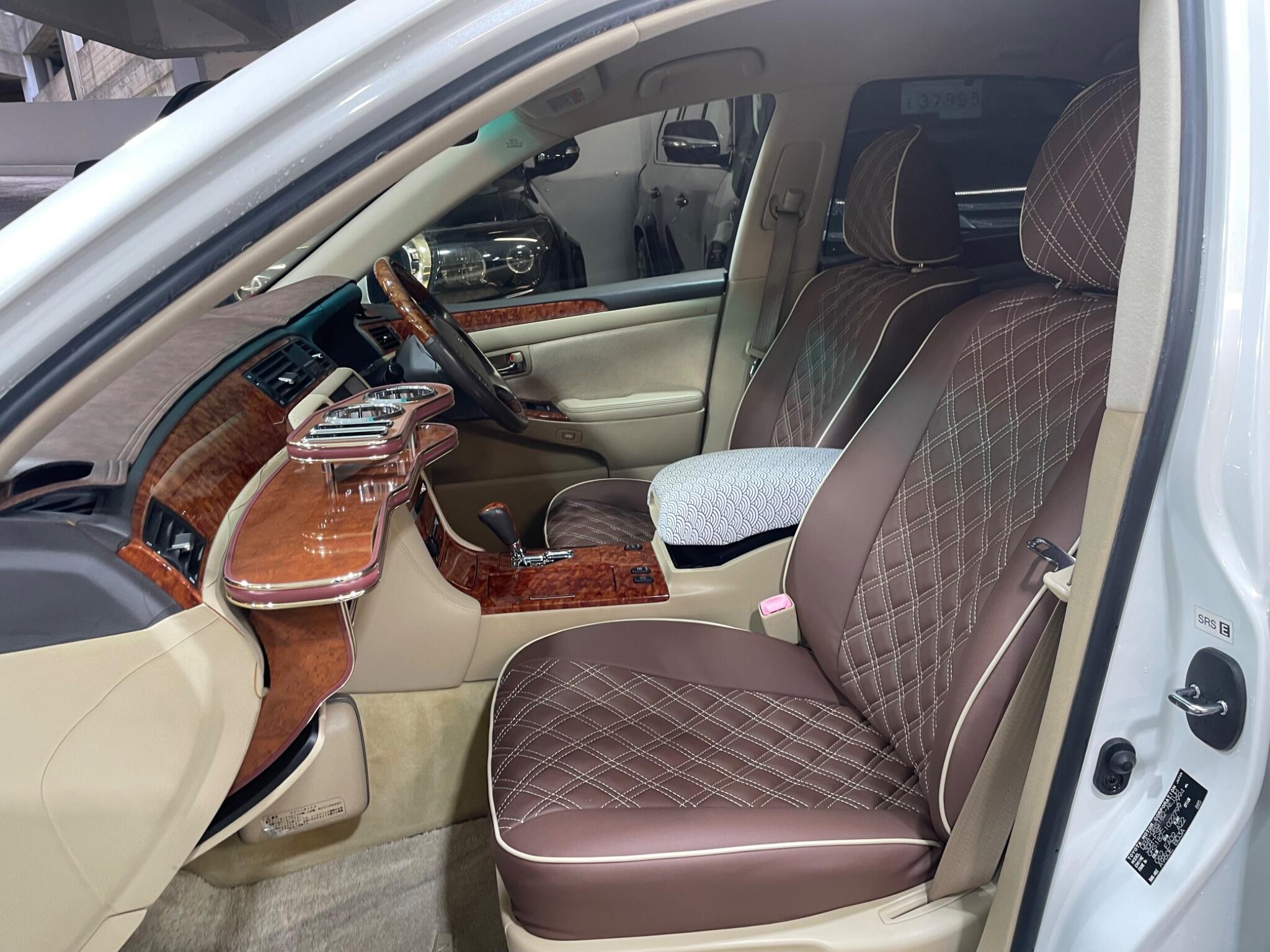 Toyota CROWN - Image 9