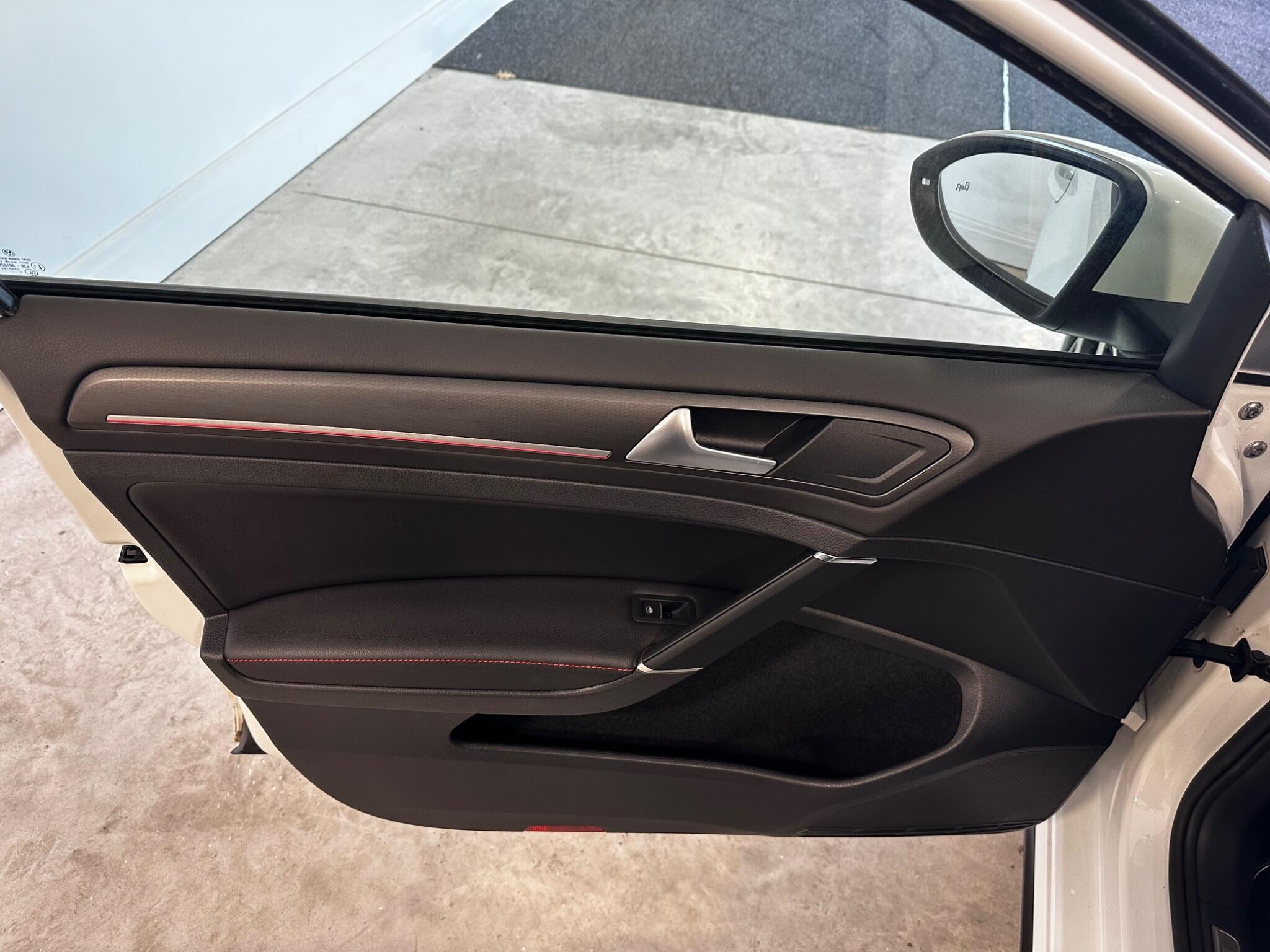 Volkswagen Golf - Image 14