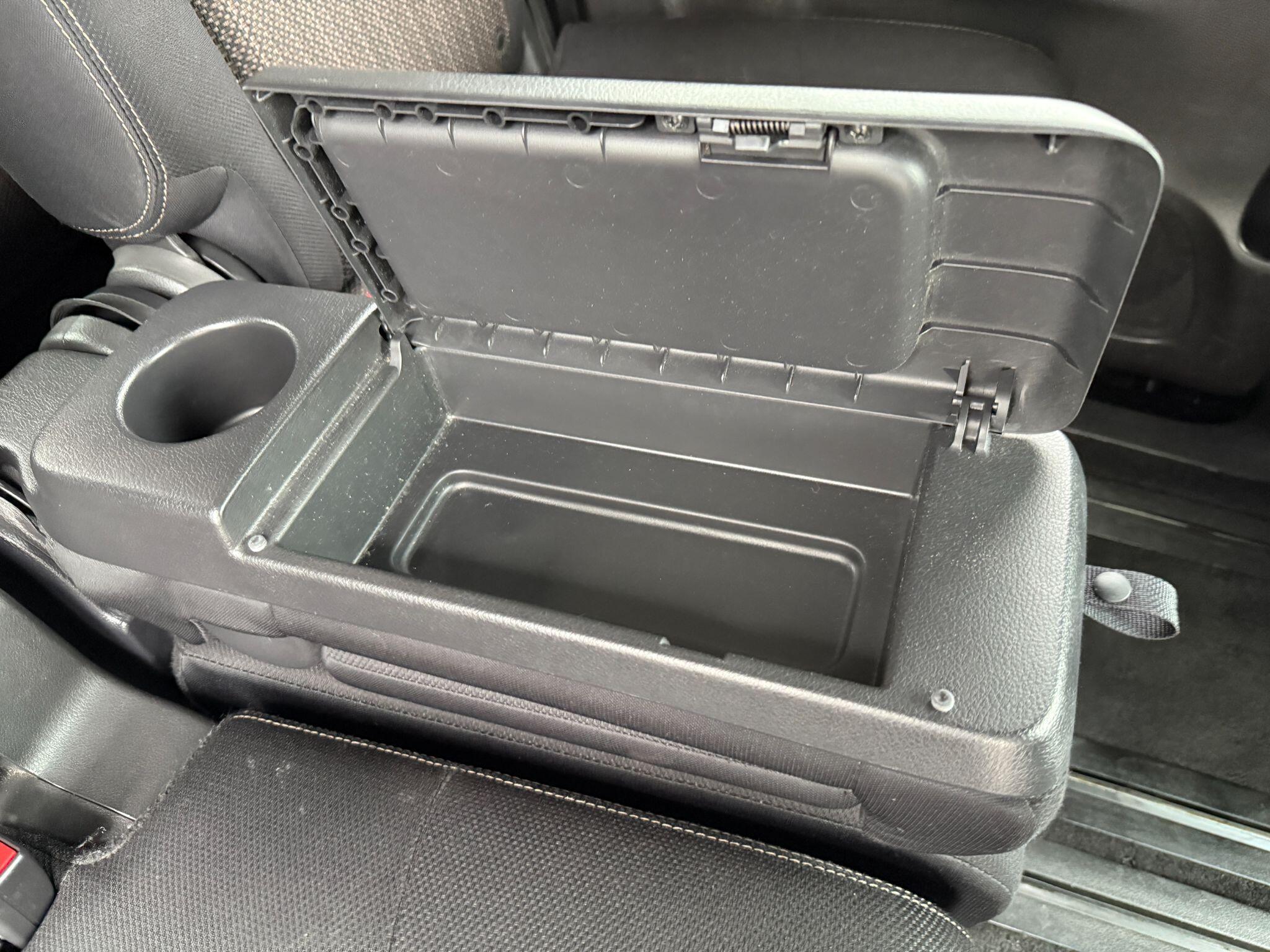 Nissan Serena - Image 31