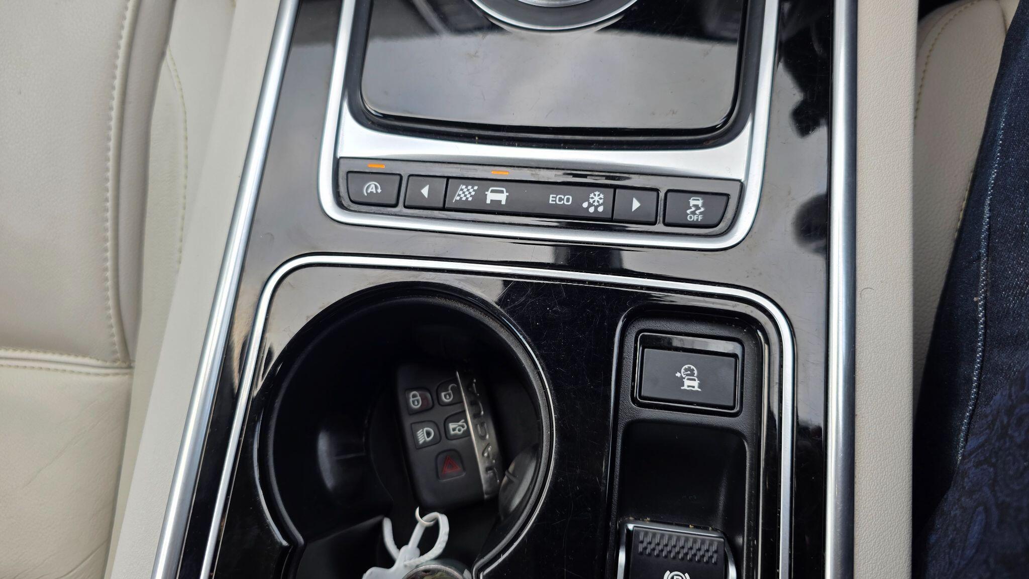 Jaguar XE - Image 32