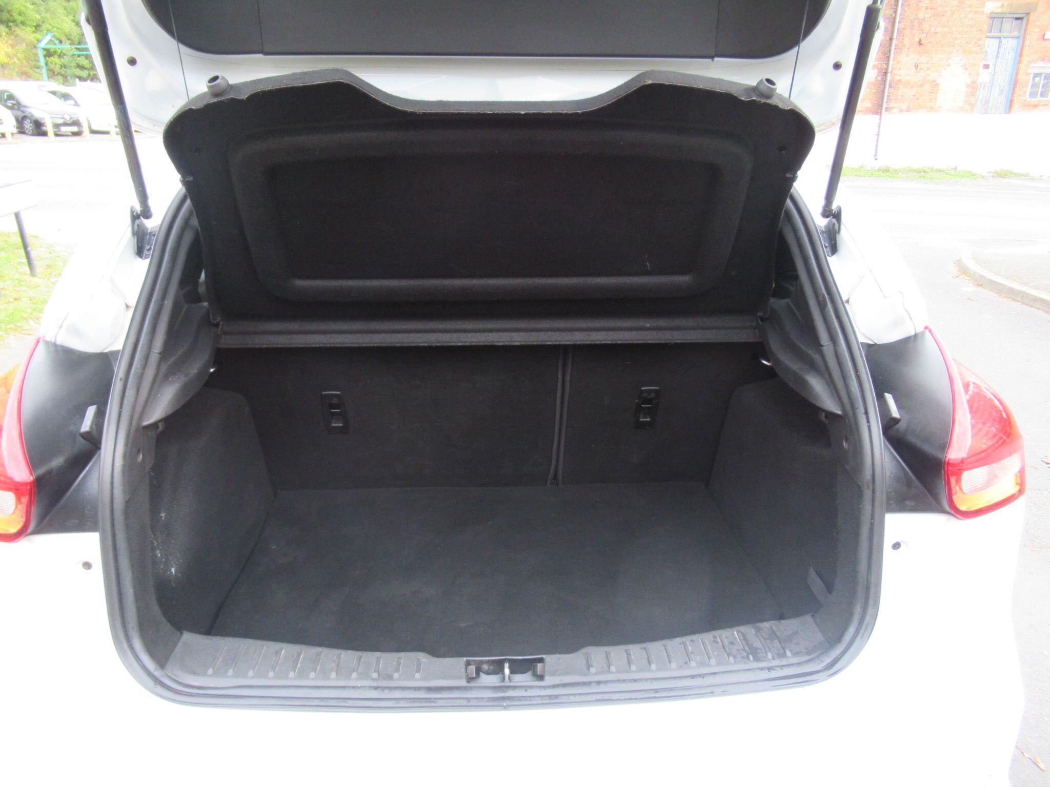 Ford Focus - Image 20