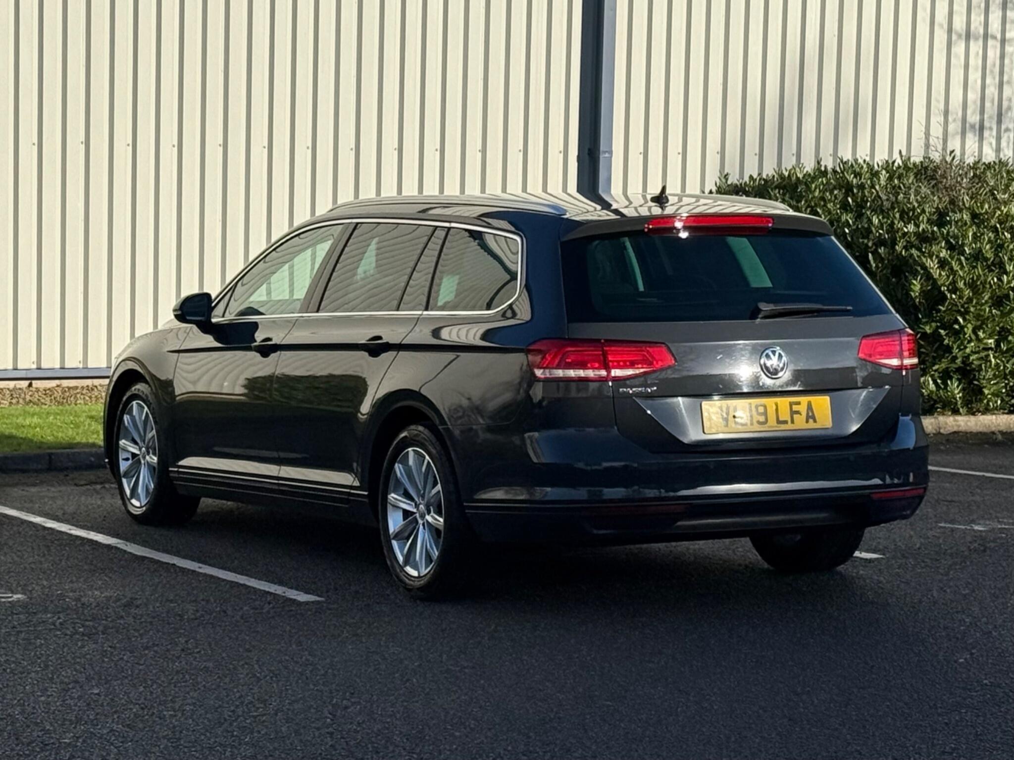 Volkswagen Passat - Image 16