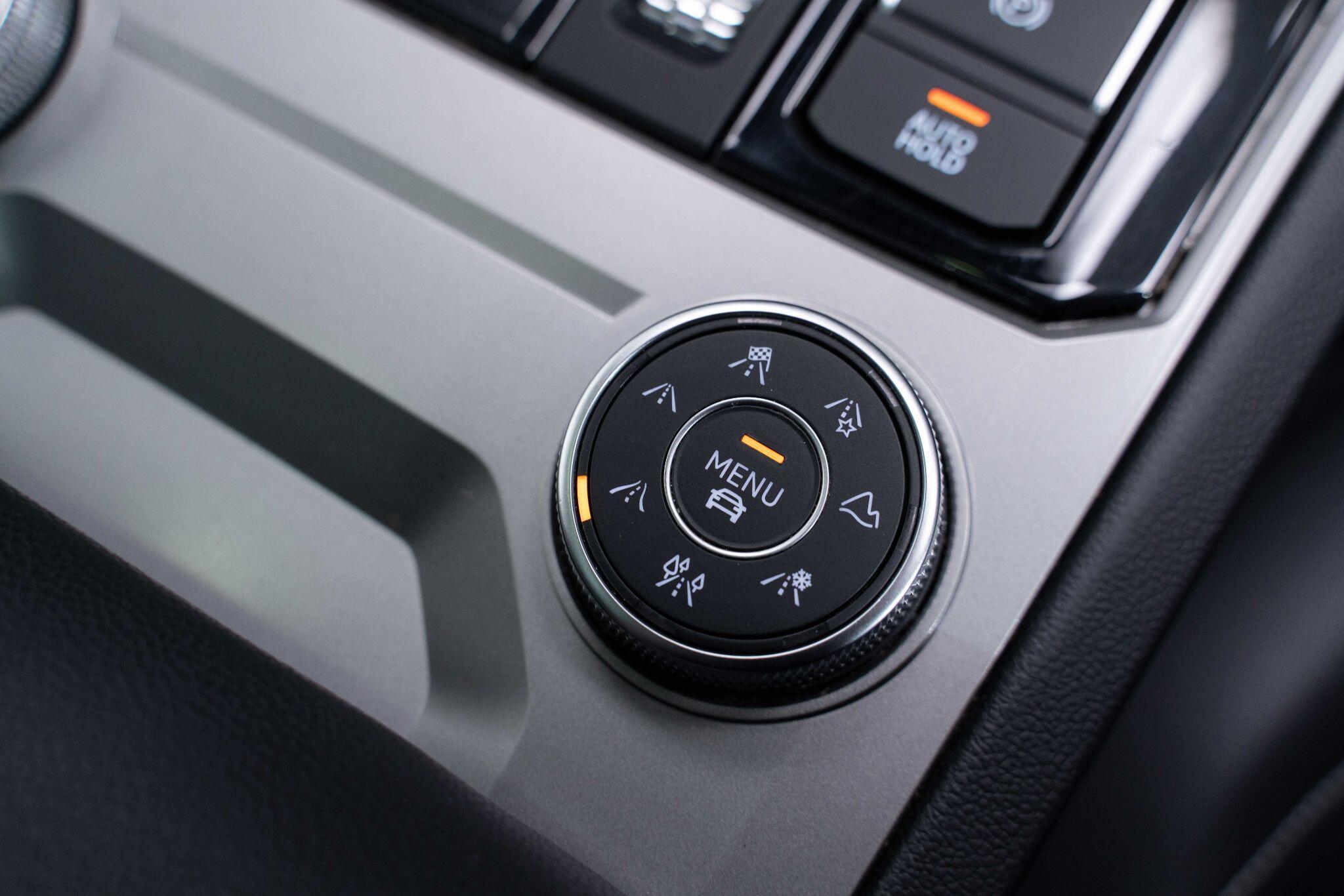 Volkswagen Touareg - Image 11