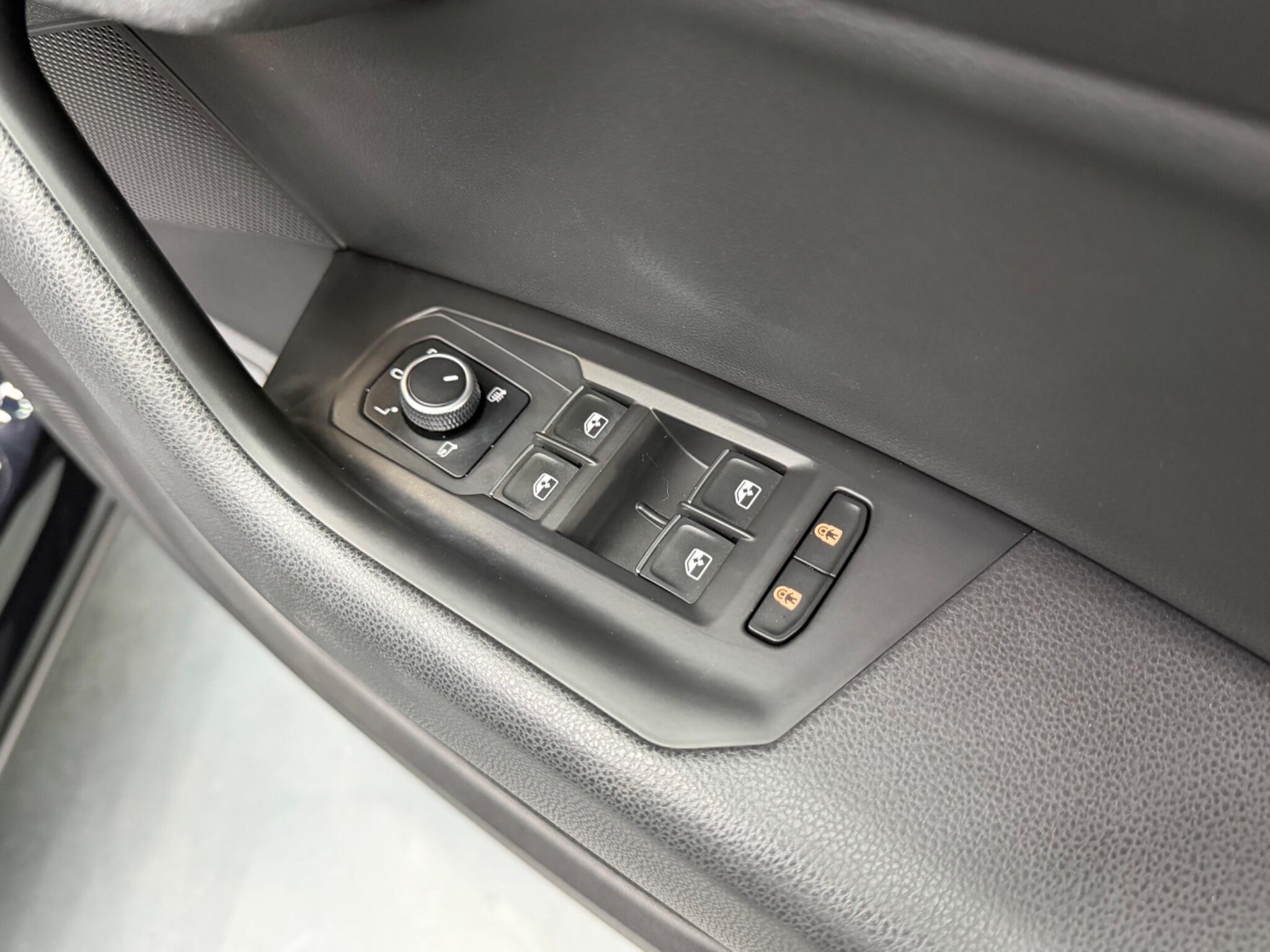 Volkswagen Touareg - Image 24