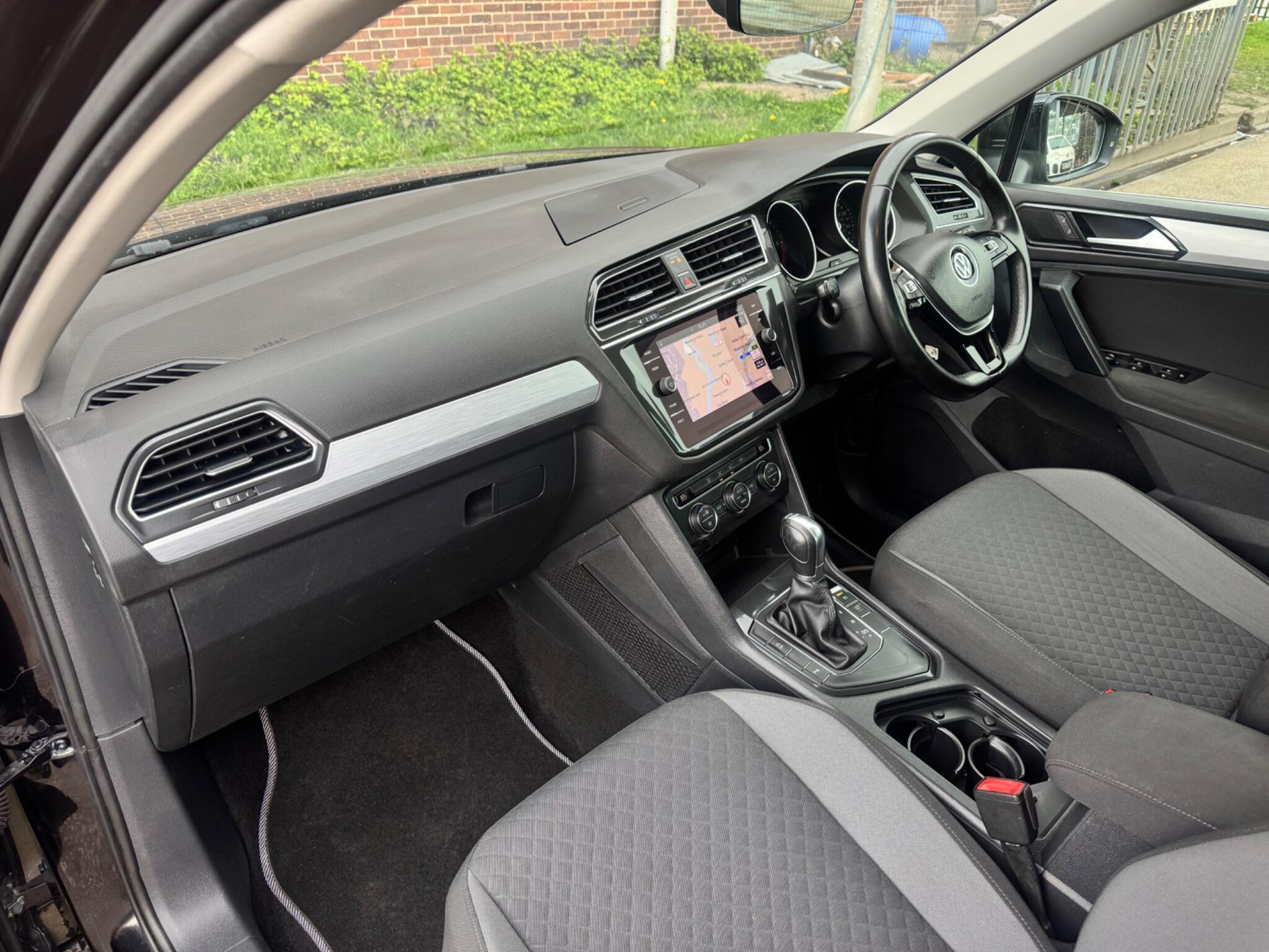 Volkswagen Tiguan - Image 25