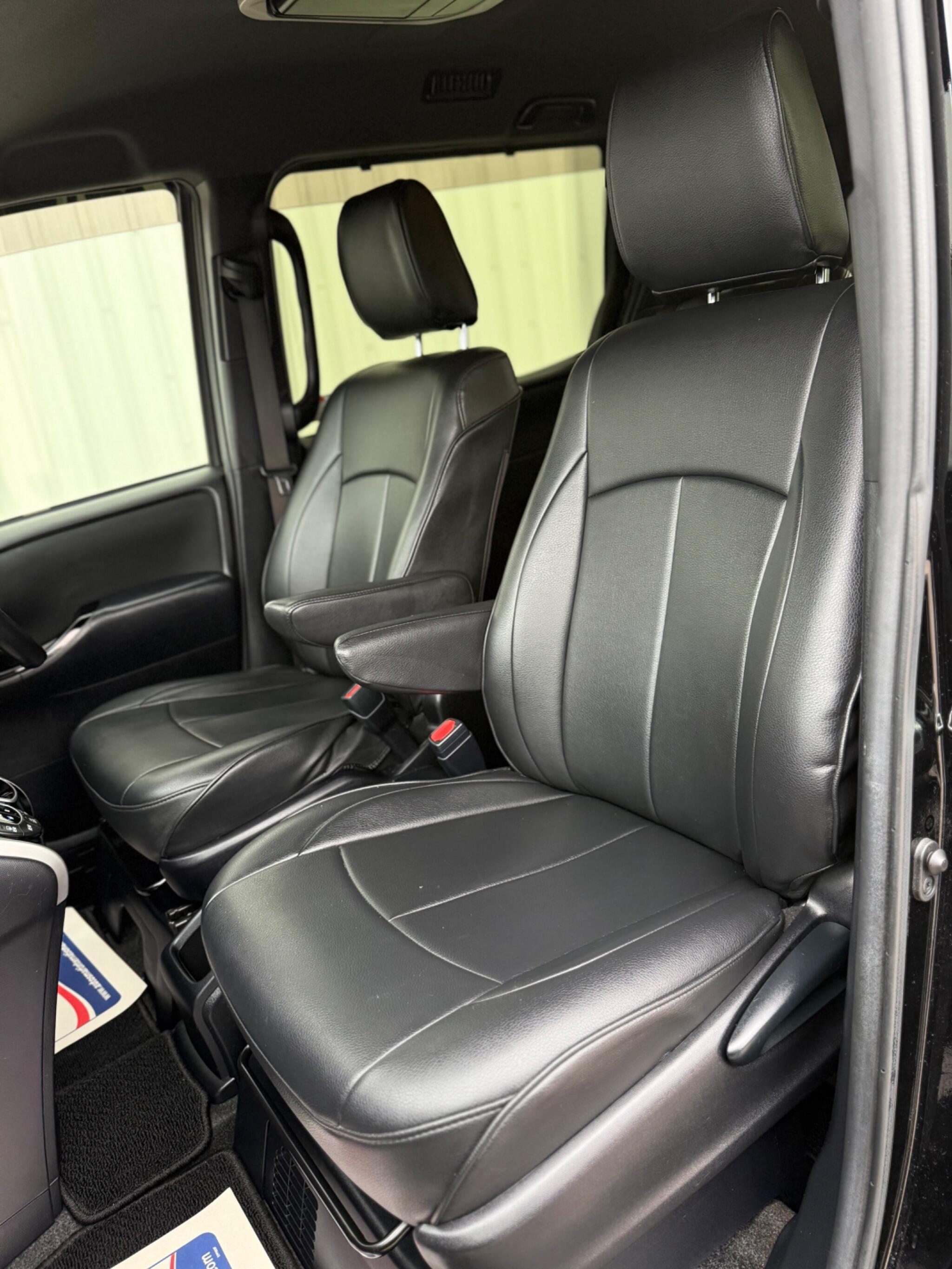 Toyota Voxy - Image 28