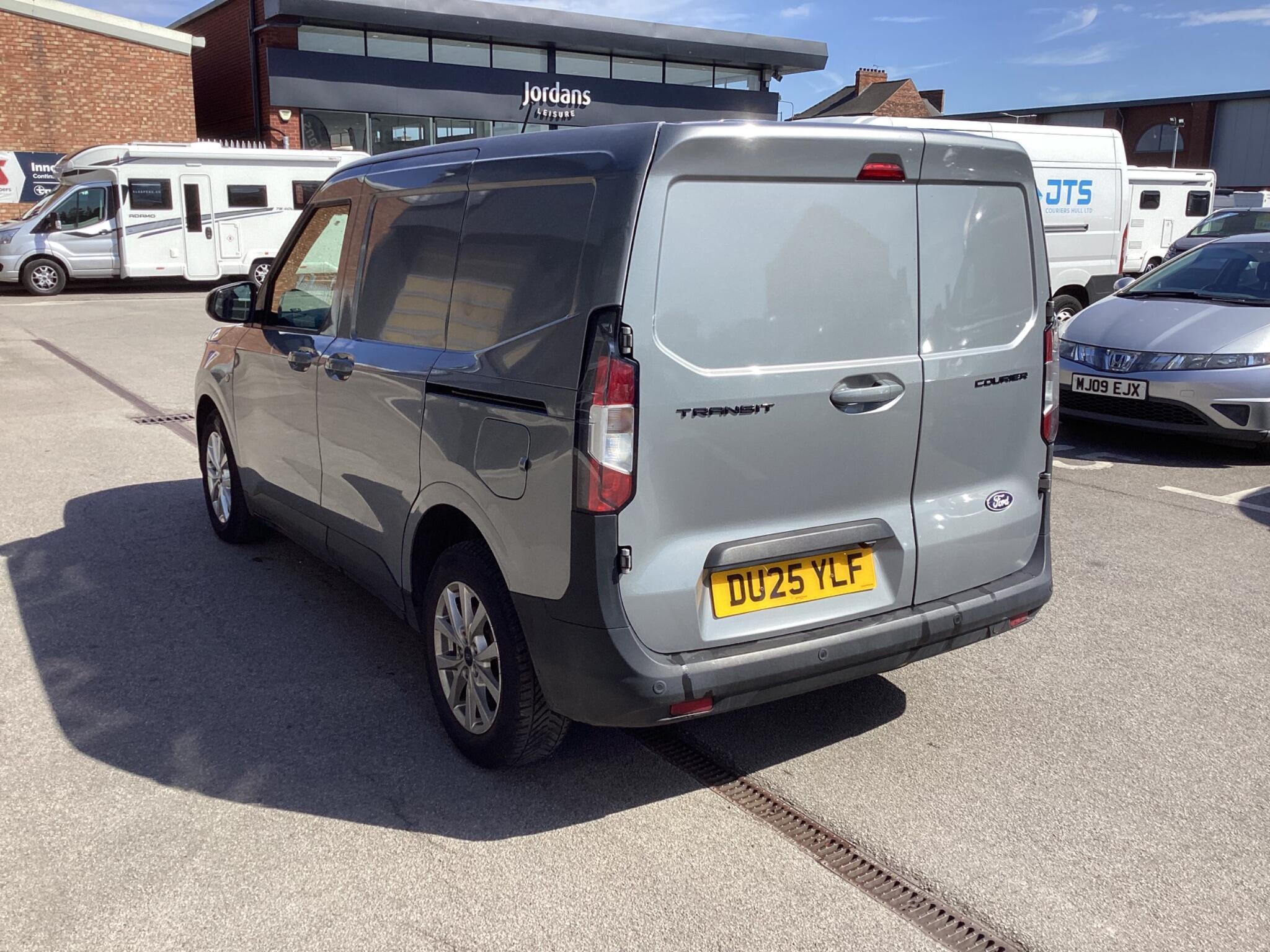 Ford Transit Courier - Image 5