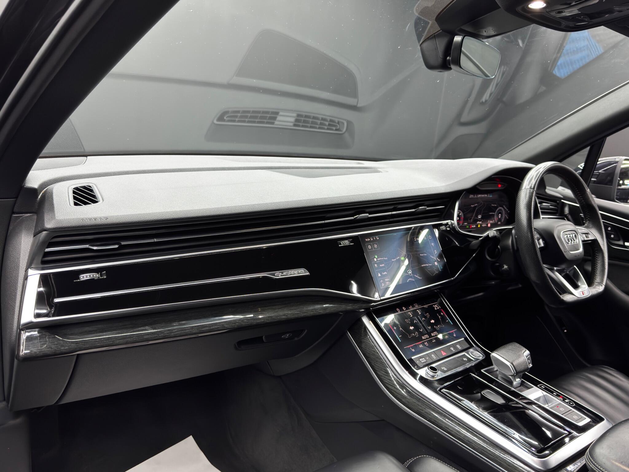 Audi Q7 - Image 11