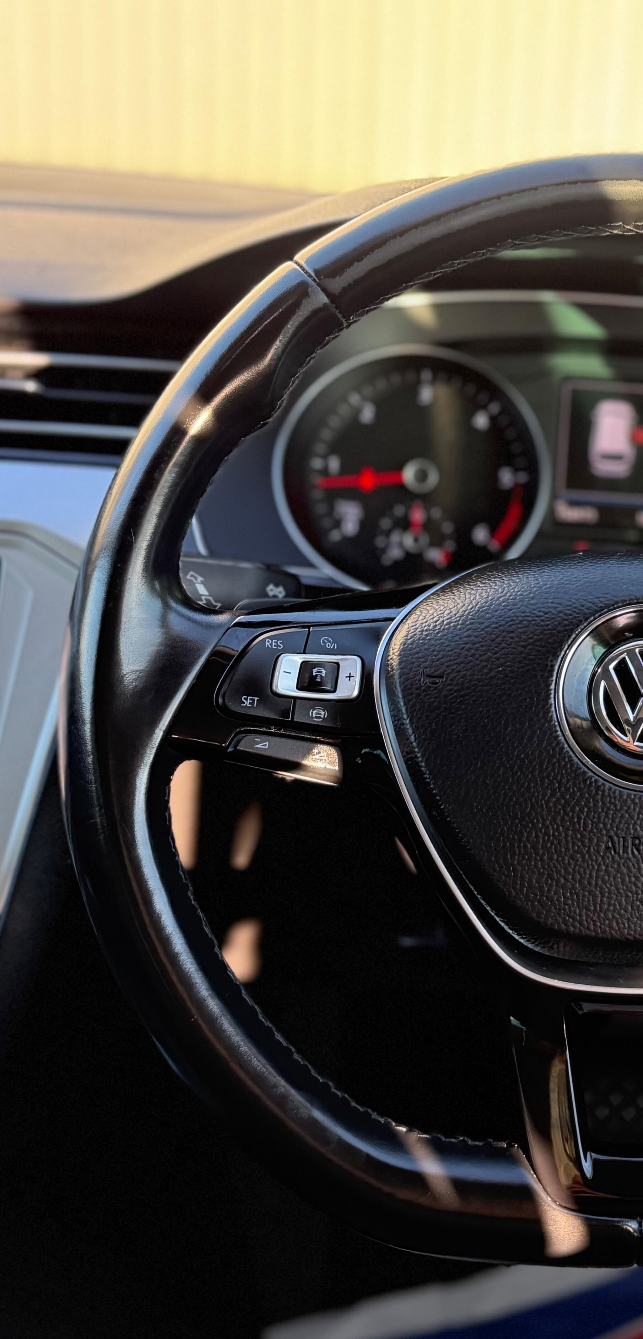 Volkswagen Passat - Image 35