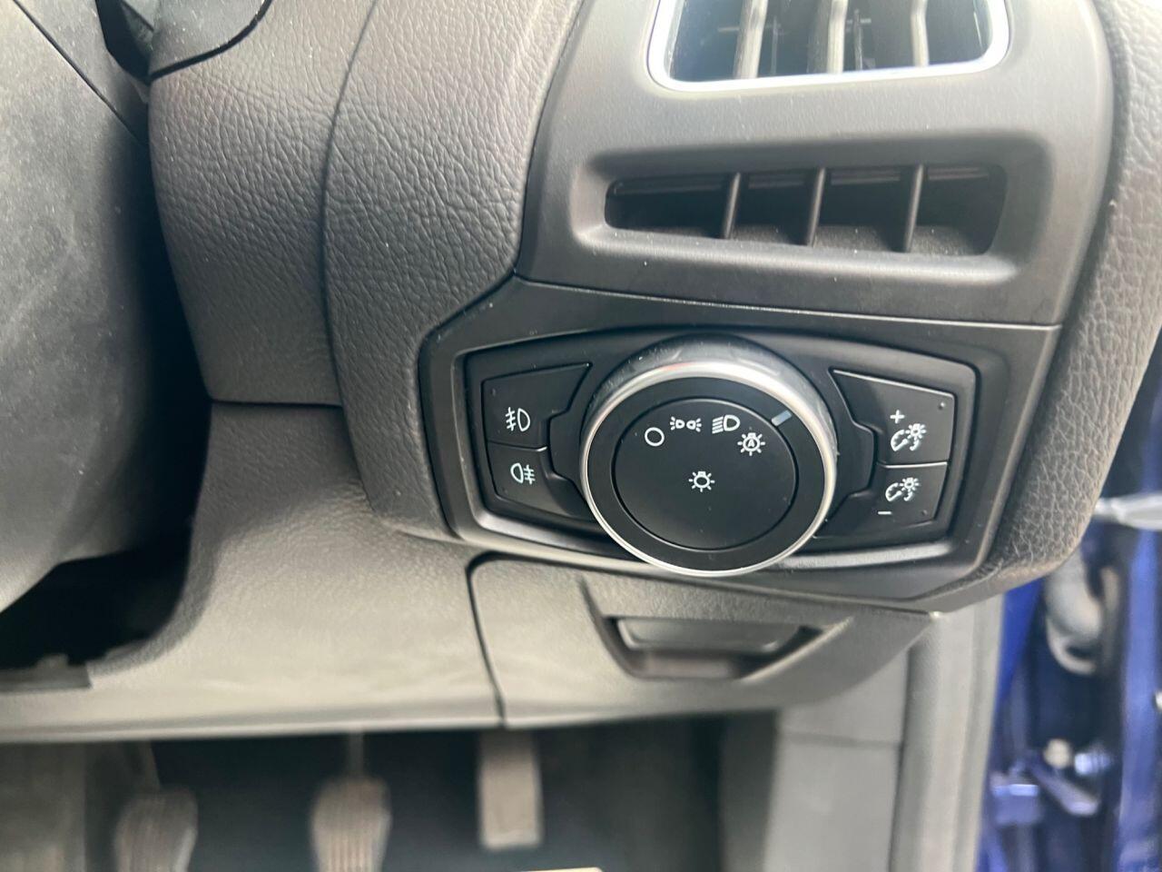 Ford Focus - Image 27