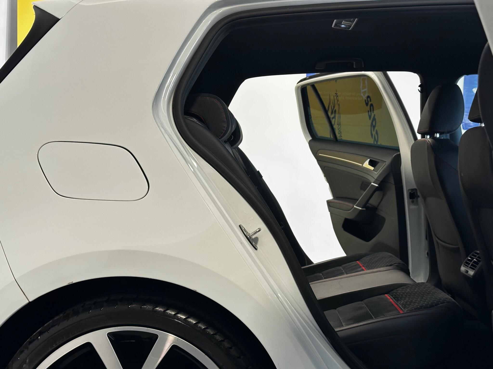 Volkswagen Golf - Image 17