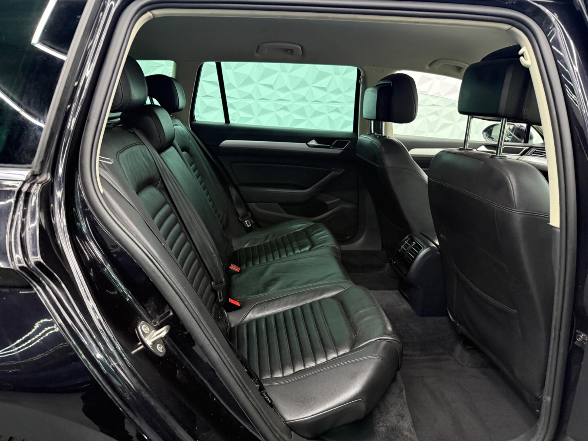 Volkswagen Passat - Image 19