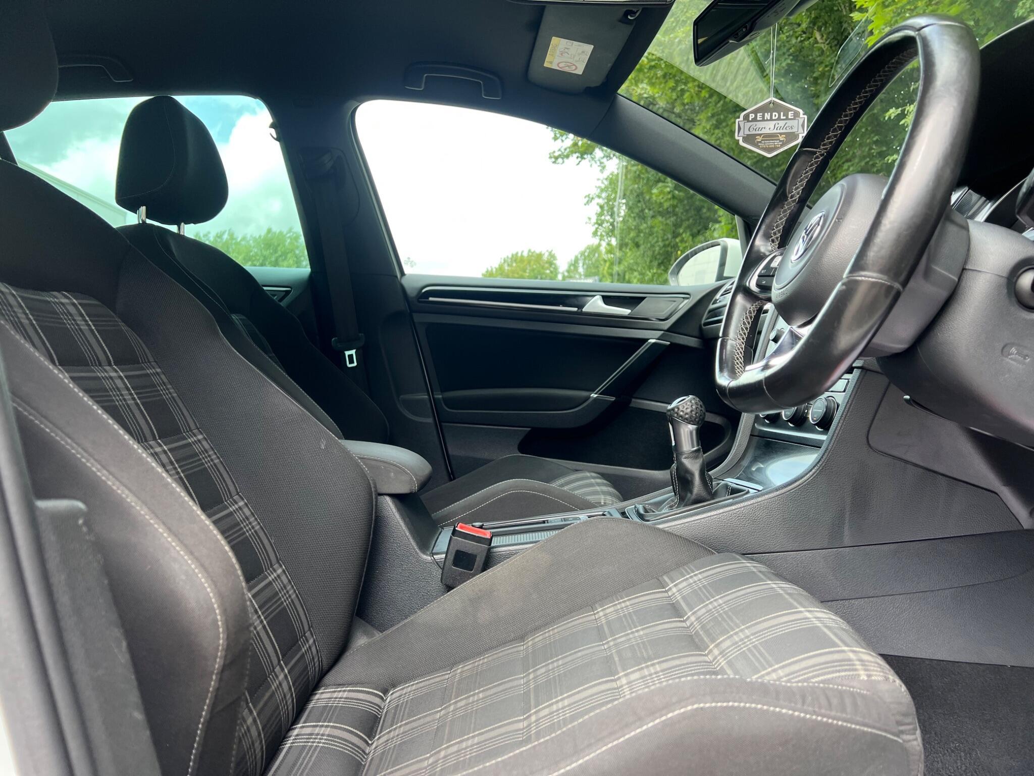 Volkswagen Golf - Image 15