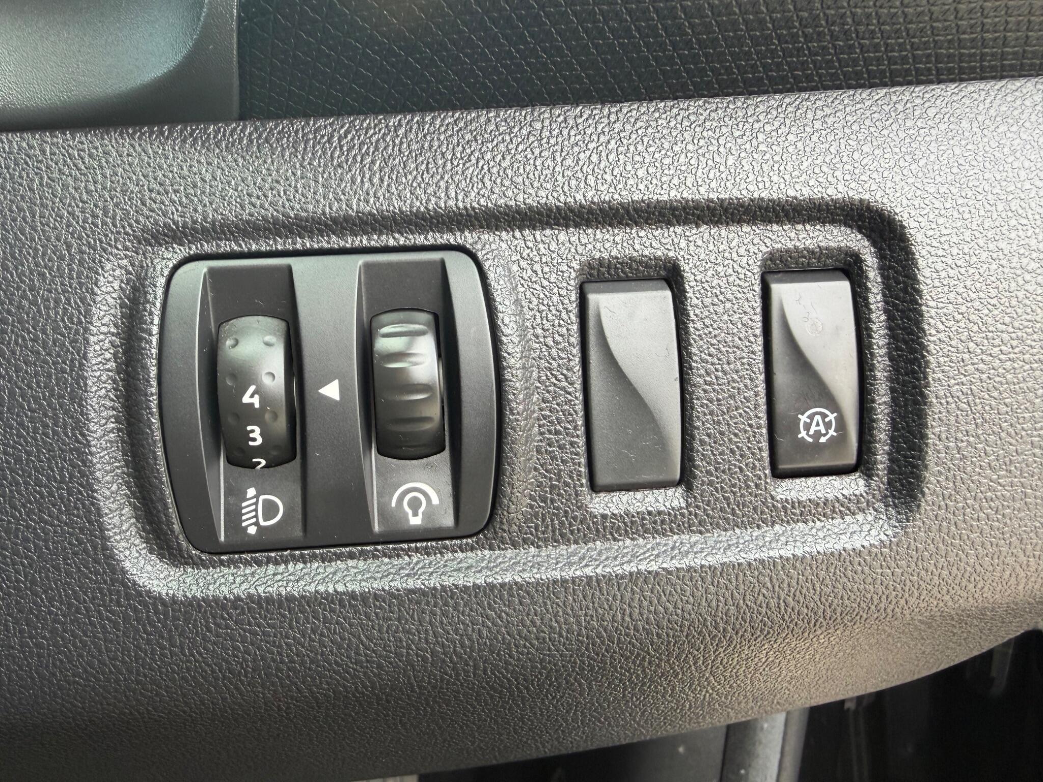 Renault Clio - Image 28