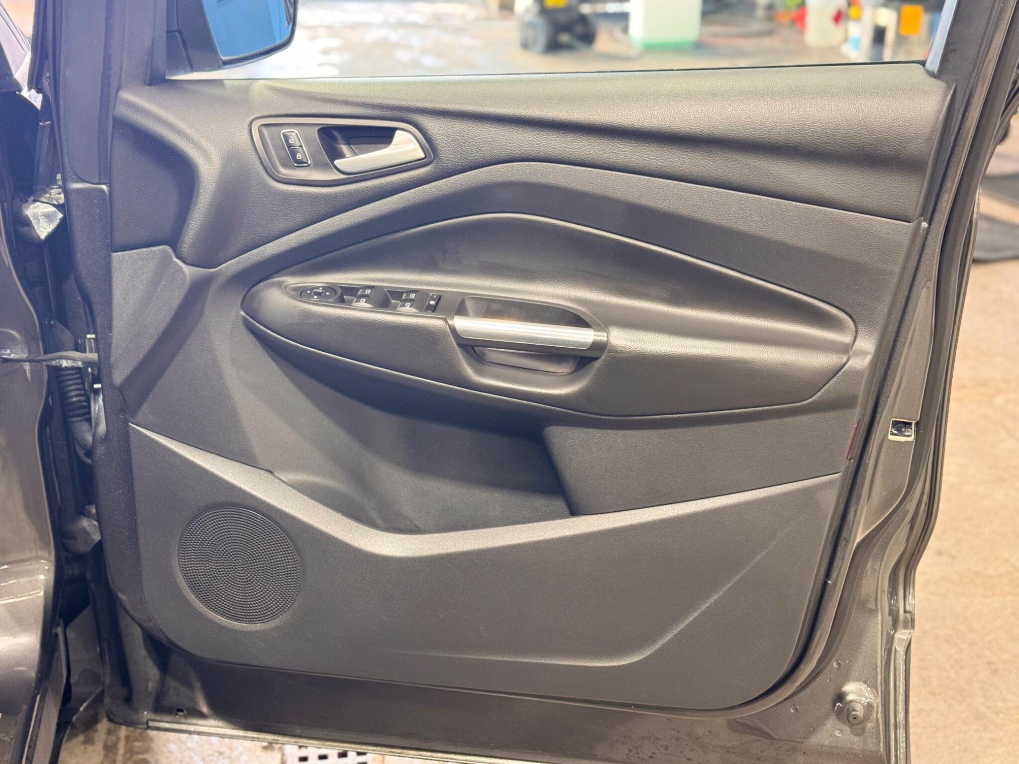 Ford Kuga - Image 22