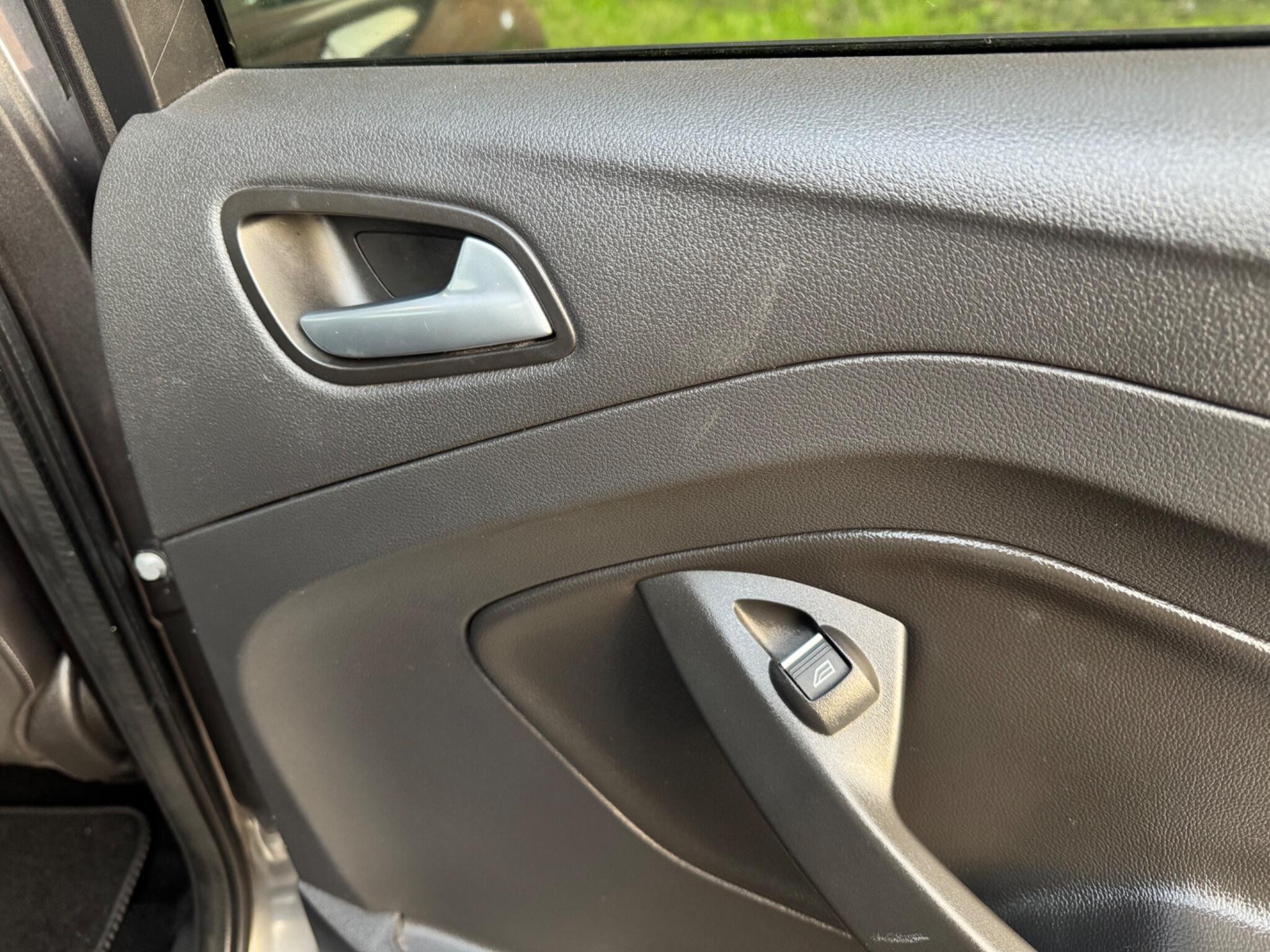 Ford Kuga - Image 28