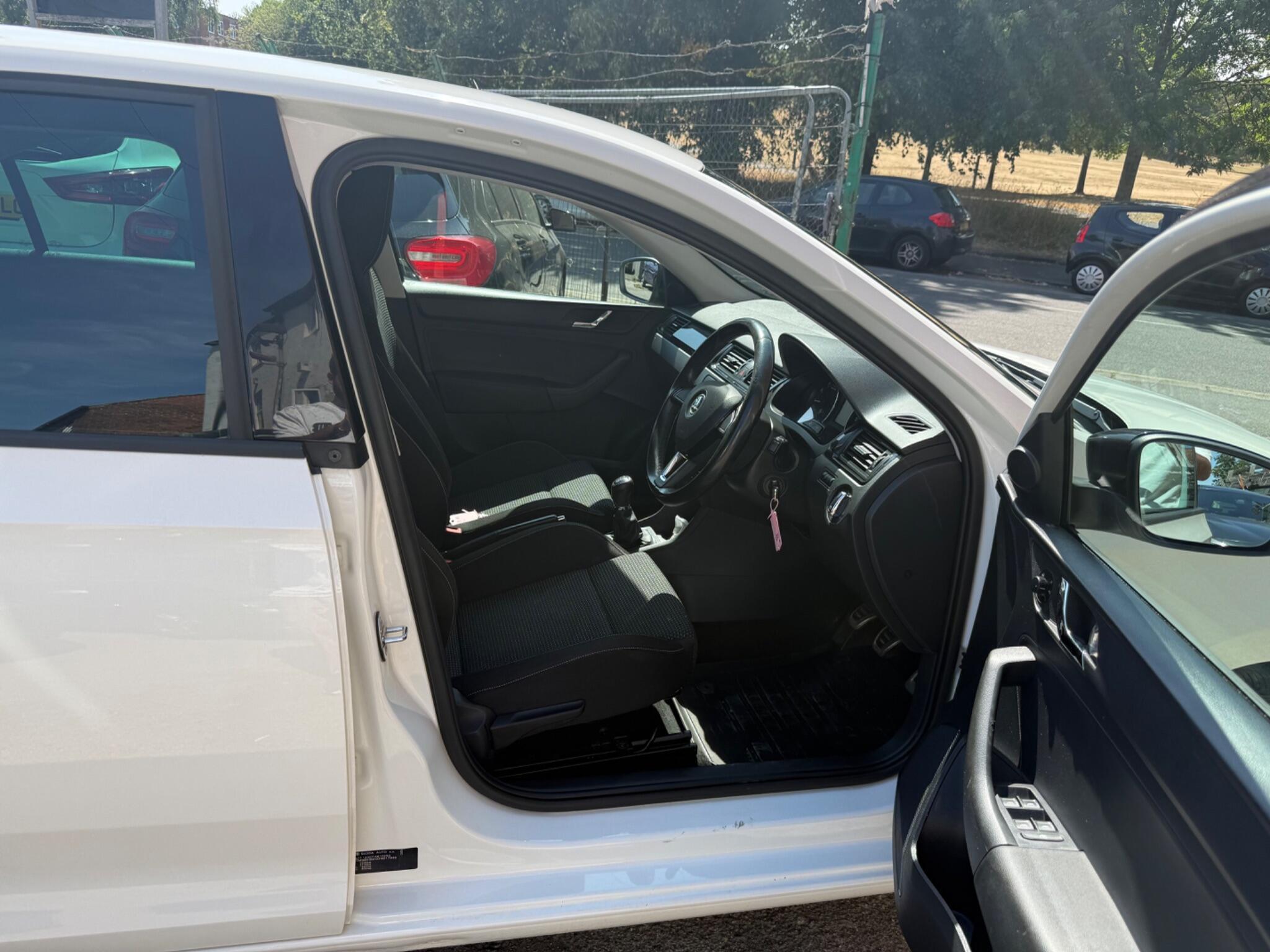 Skoda Rapid - Image 18