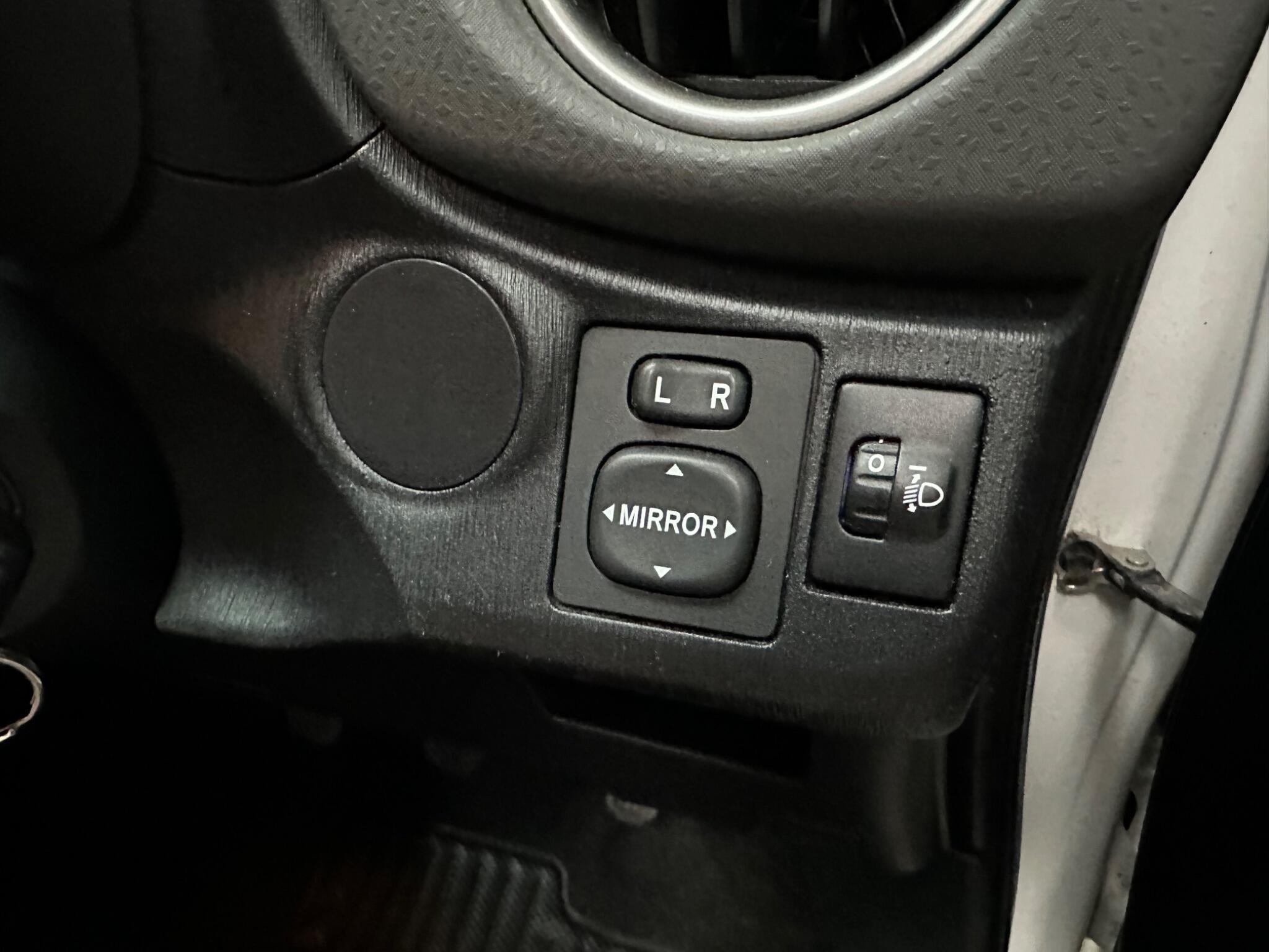 Toyota Yaris - Image 13