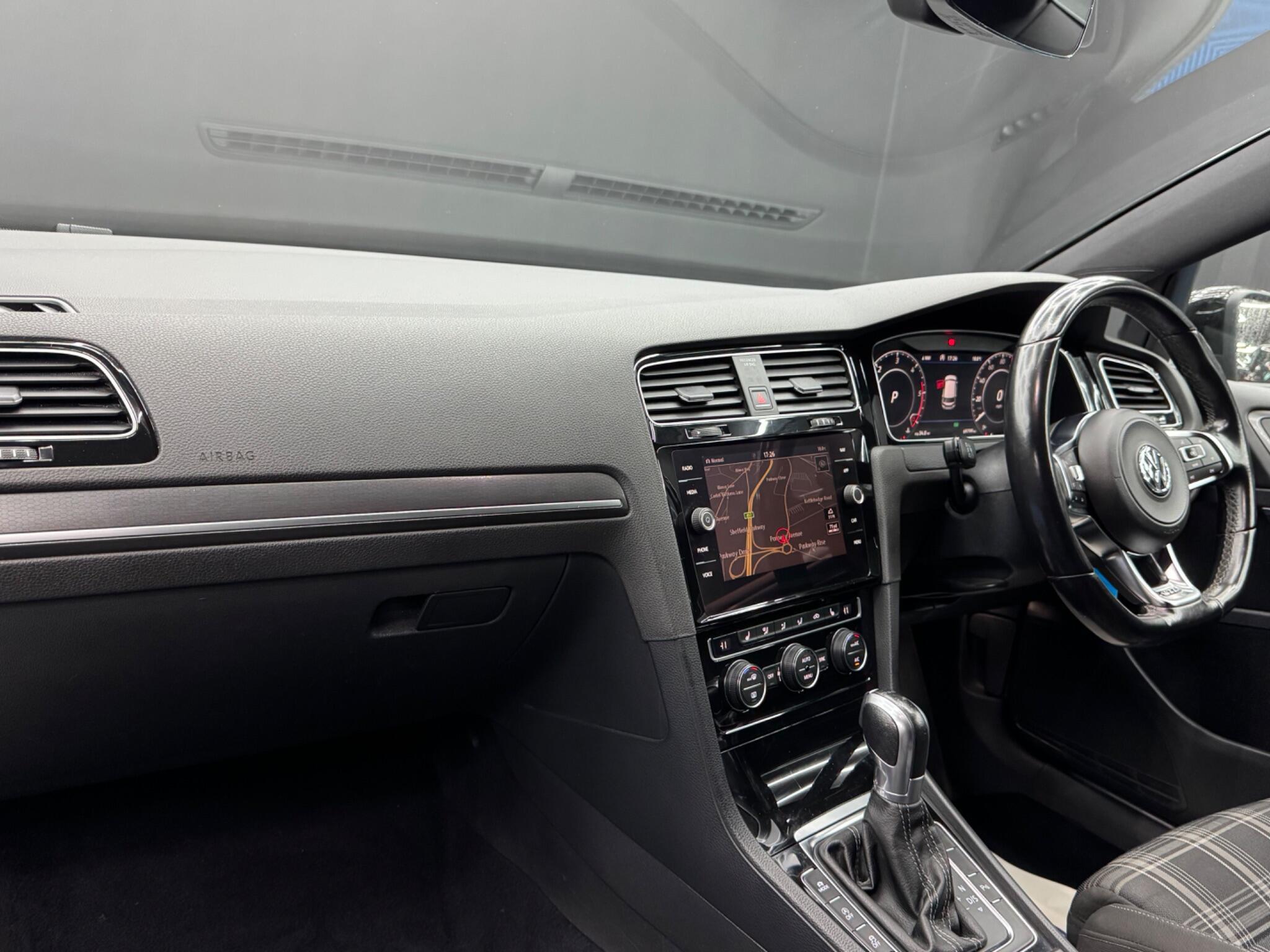 Volkswagen Golf - Image 11