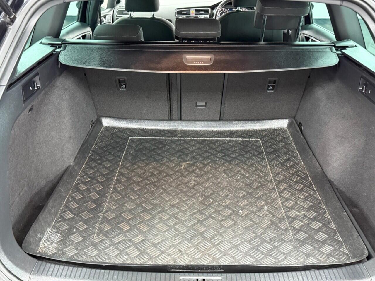 Volkswagen Golf - Image 28