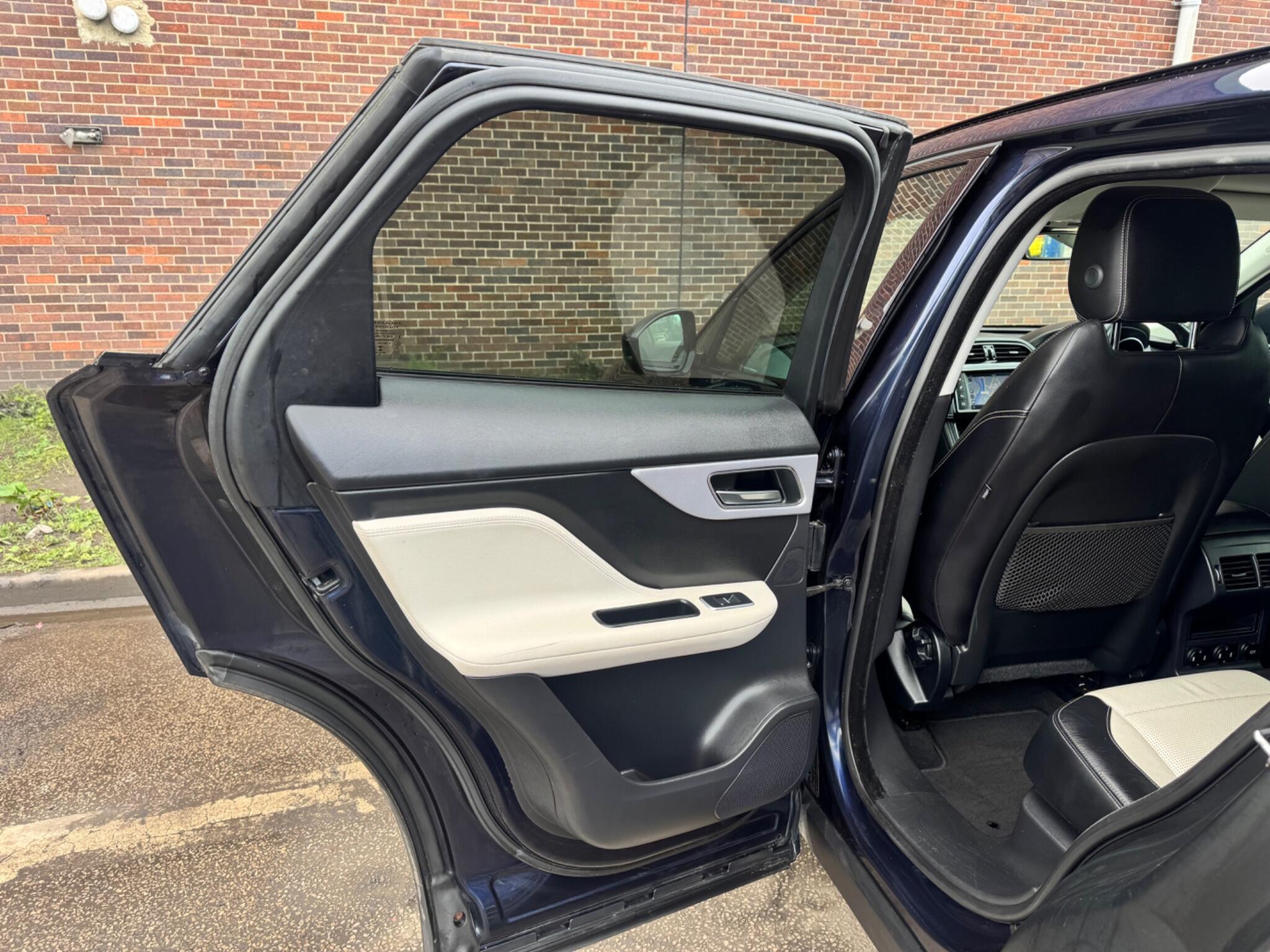 Jaguar F-Pace - Image 32