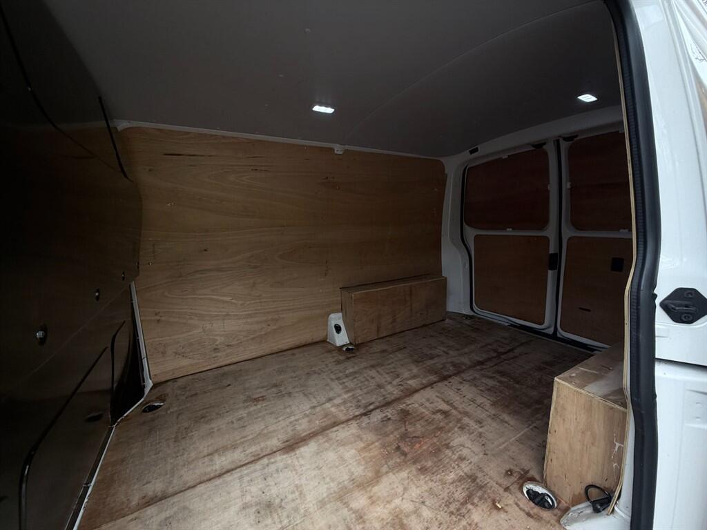Volkswagen Transporter - Image 22
