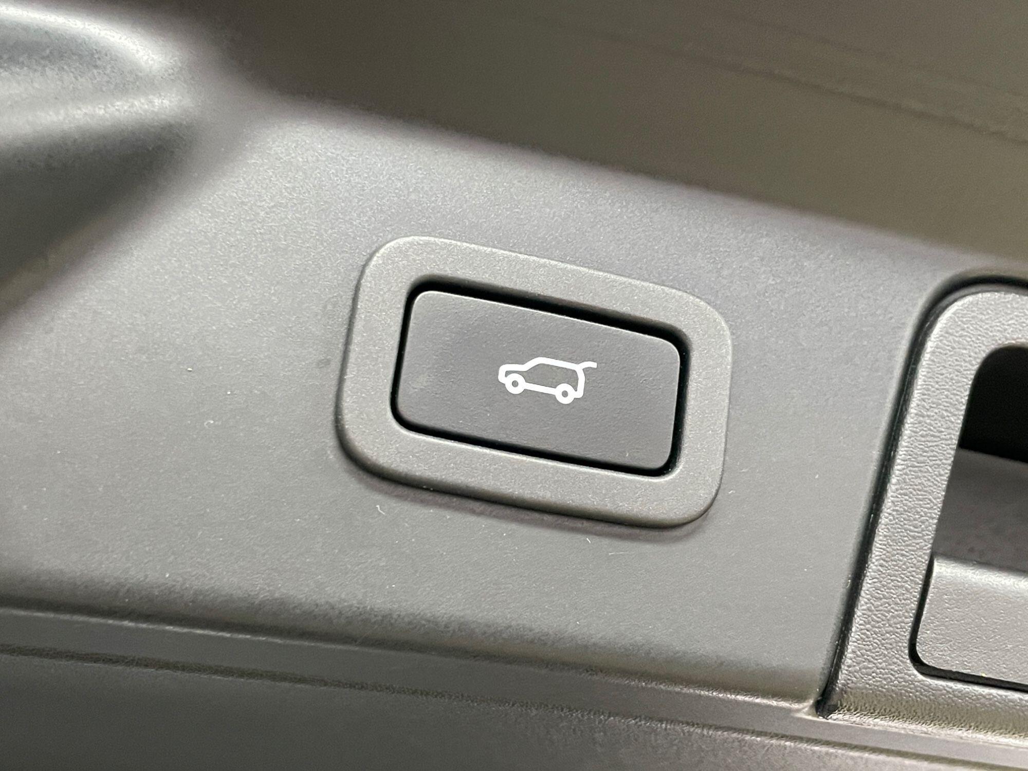 Land Rover Range Rover Velar - Image 18